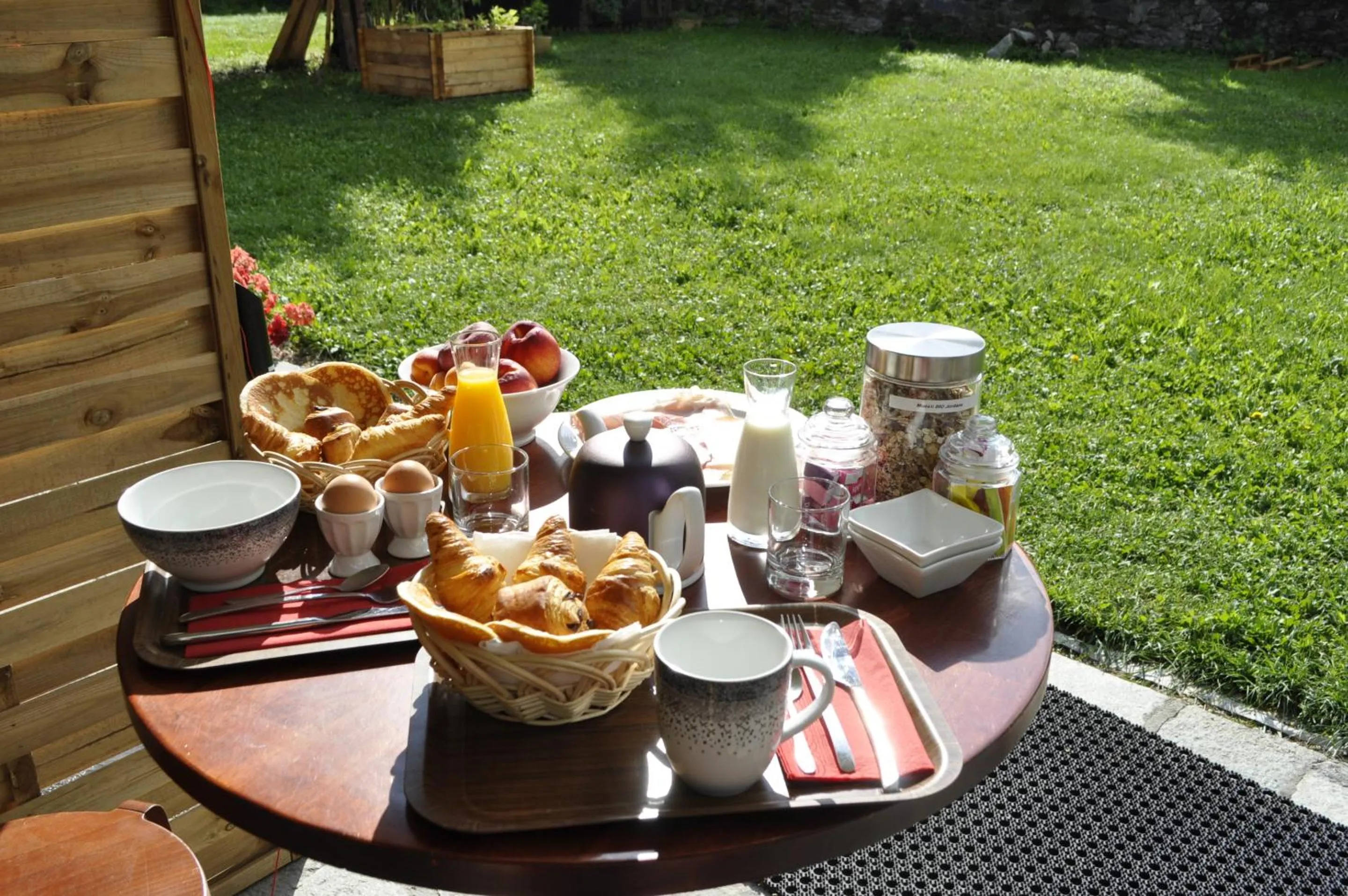Dining area in Chalet la Cachette Cyclists & Skiers