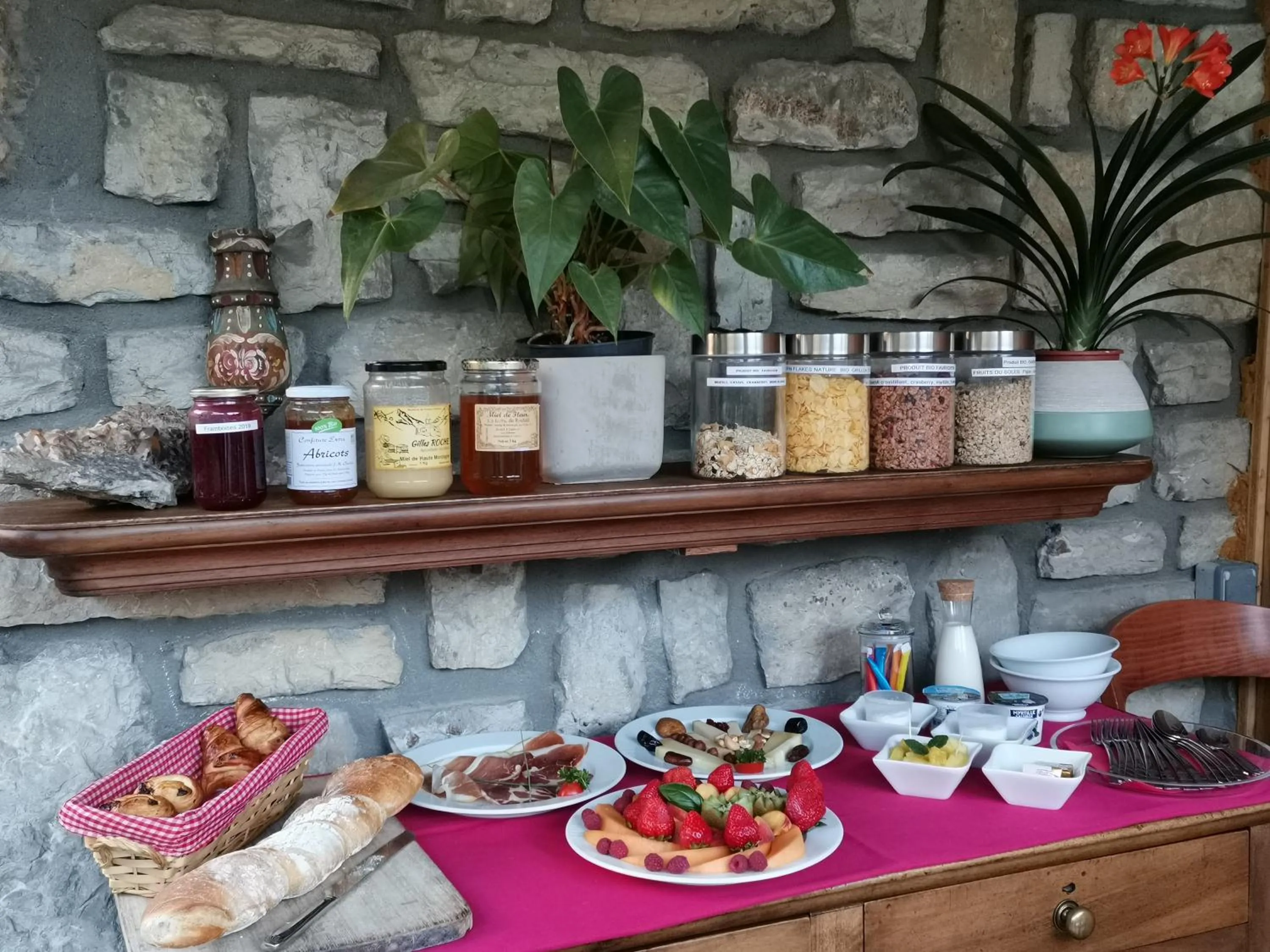 Dining area in Chalet la Cachette Cyclists & Skiers
