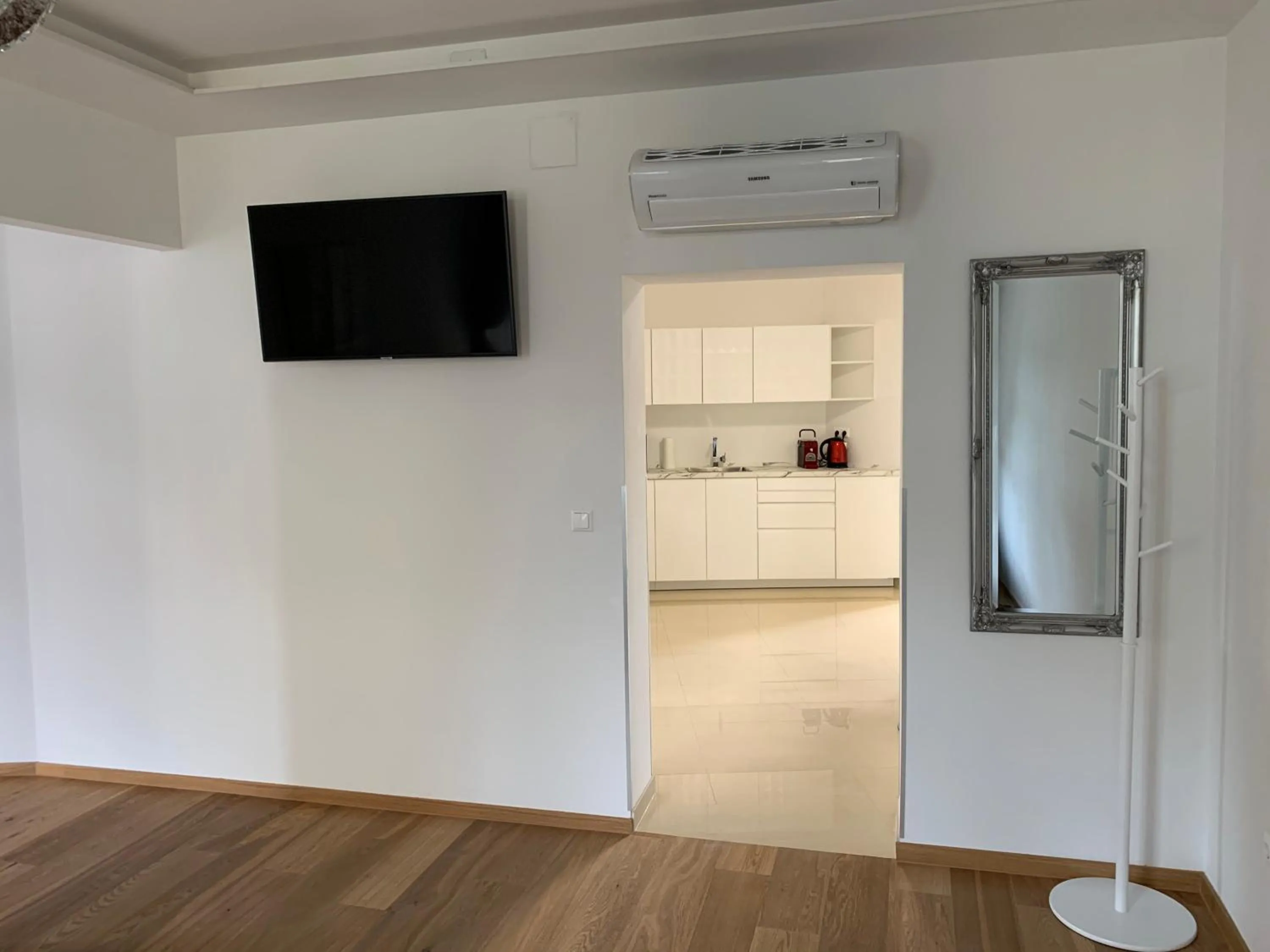 Communal lounge/ TV room in Colony Apartments