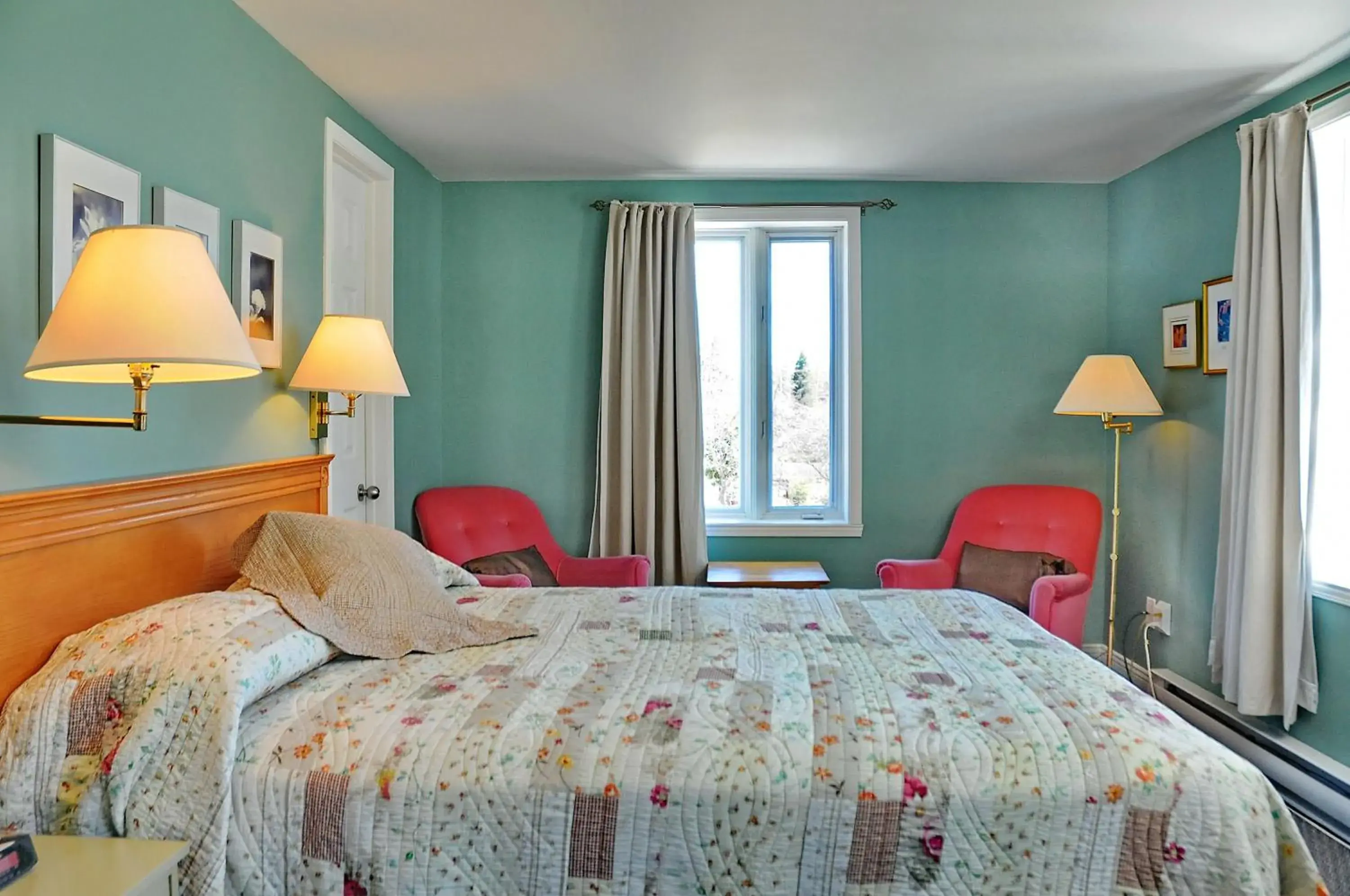 Superior Room 1 Queen Bed in Auberge Beausejour Superior Room 1 Queen Bed in Auberge Beausejour