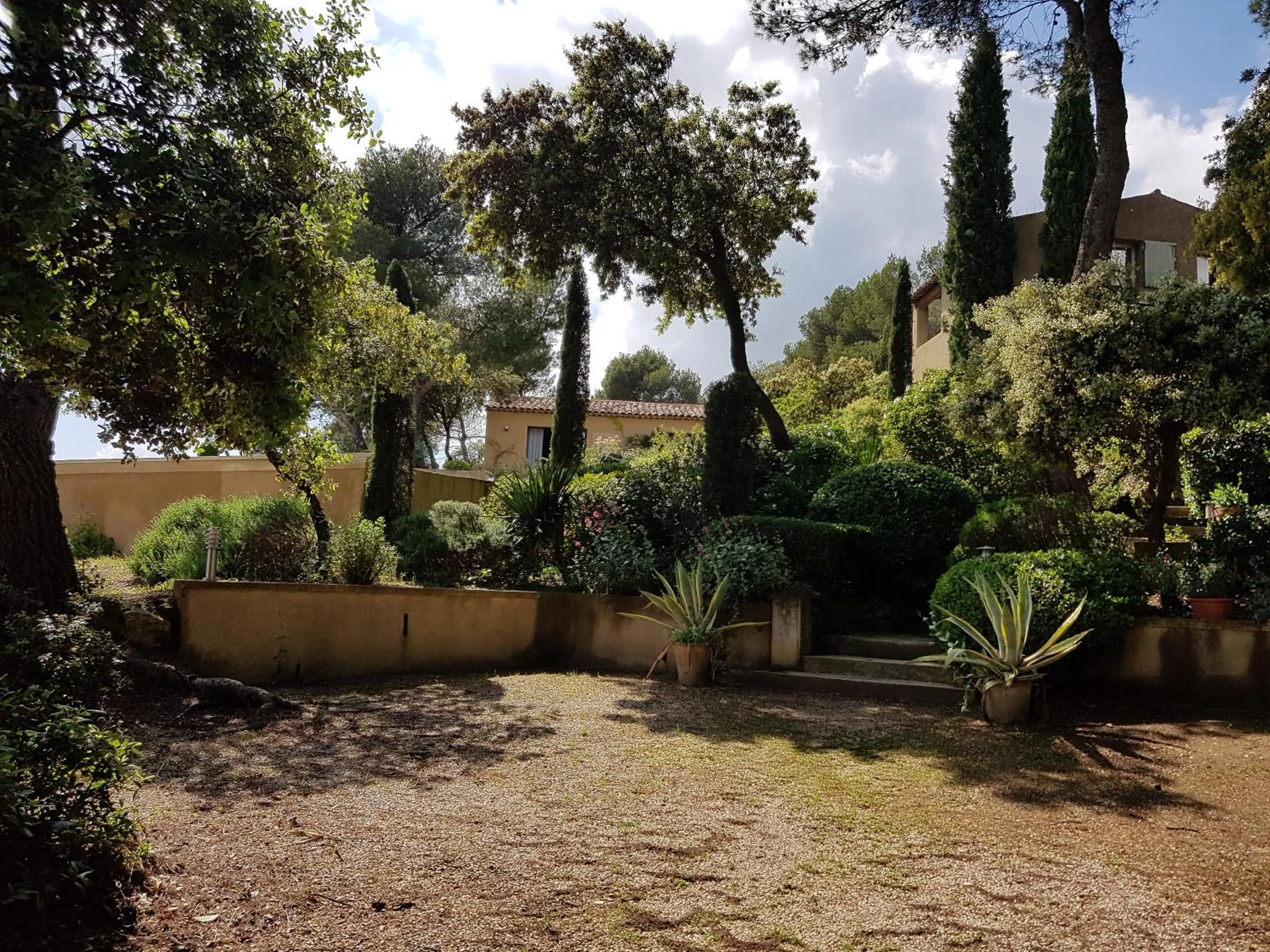 Garden view in La Maison de Charlie