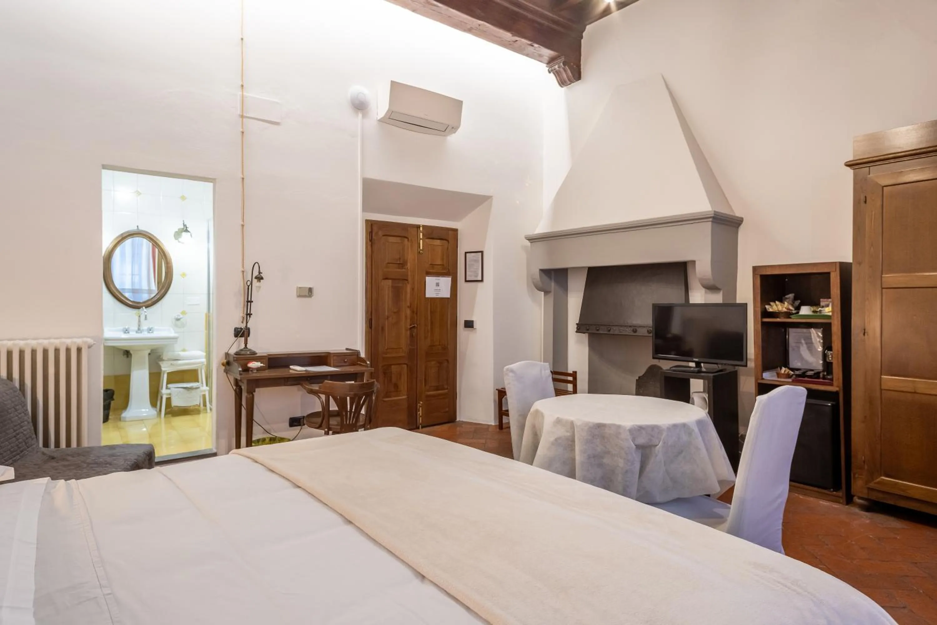 Photo of the whole room, Bed in La Residenza del Proconsolo