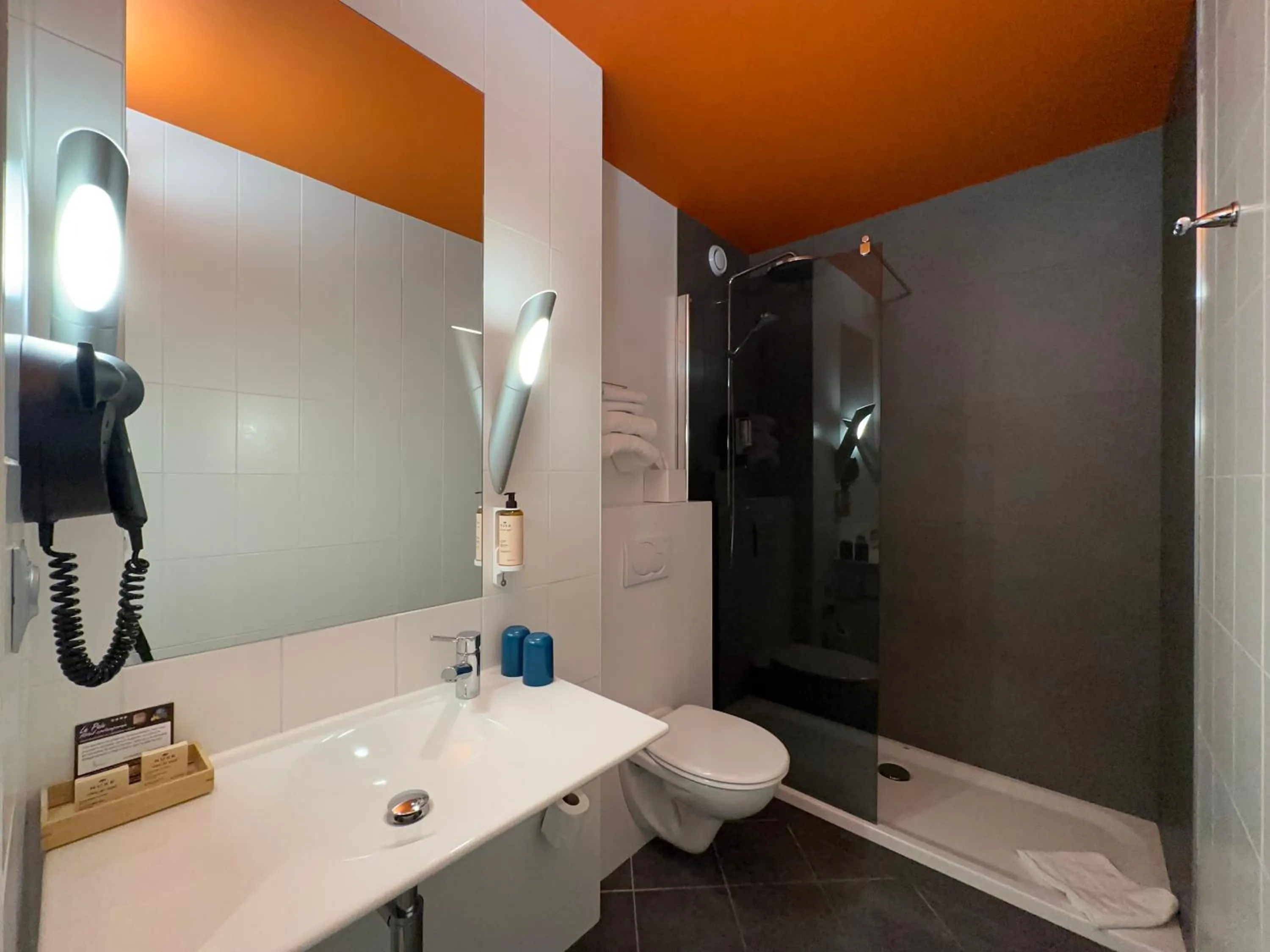 Shower in The Originals Boutique, Hôtel de la Paix, Brest