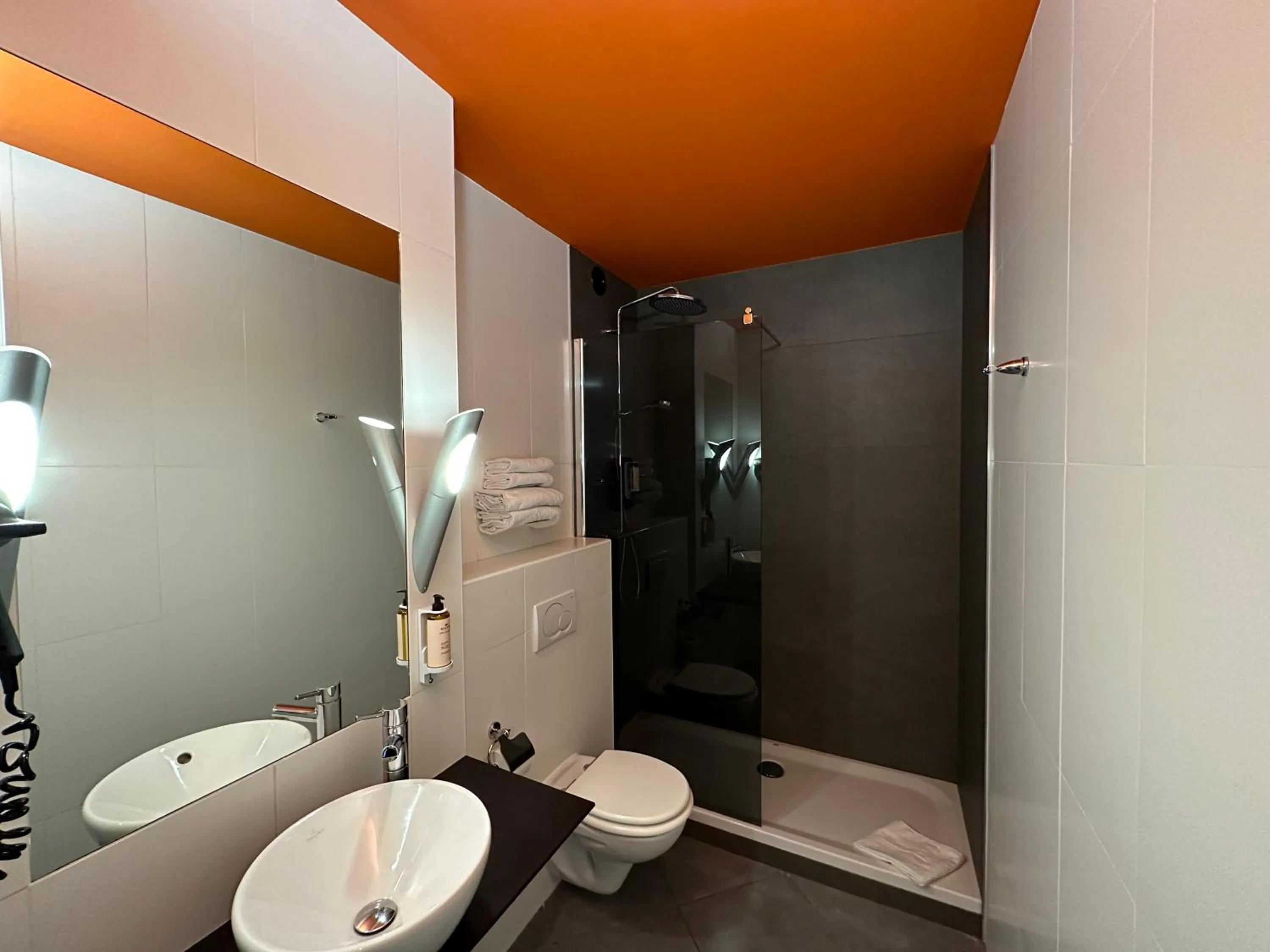 Shower in The Originals Boutique, Hôtel de la Paix, Brest