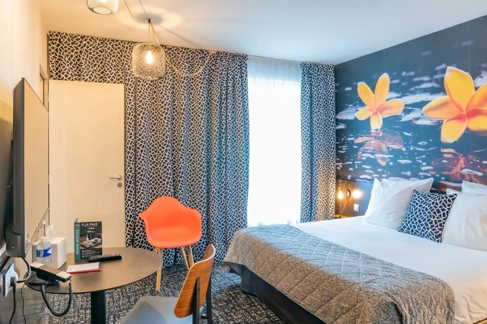 Photo of the whole room, Bed in The Originals Boutique, Hôtel de la Paix, Brest