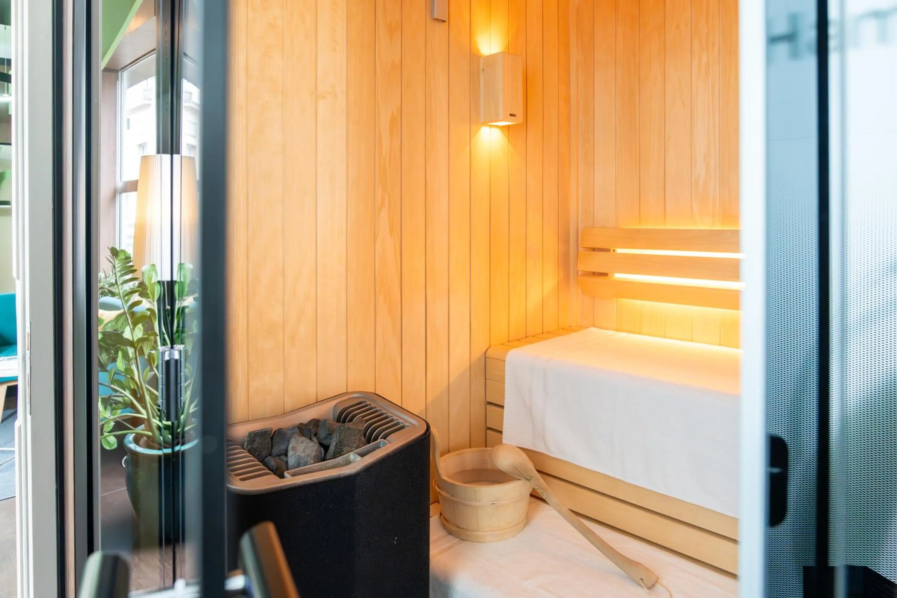 Sauna, Bed in The Originals Boutique, Hôtel de la Paix, Brest