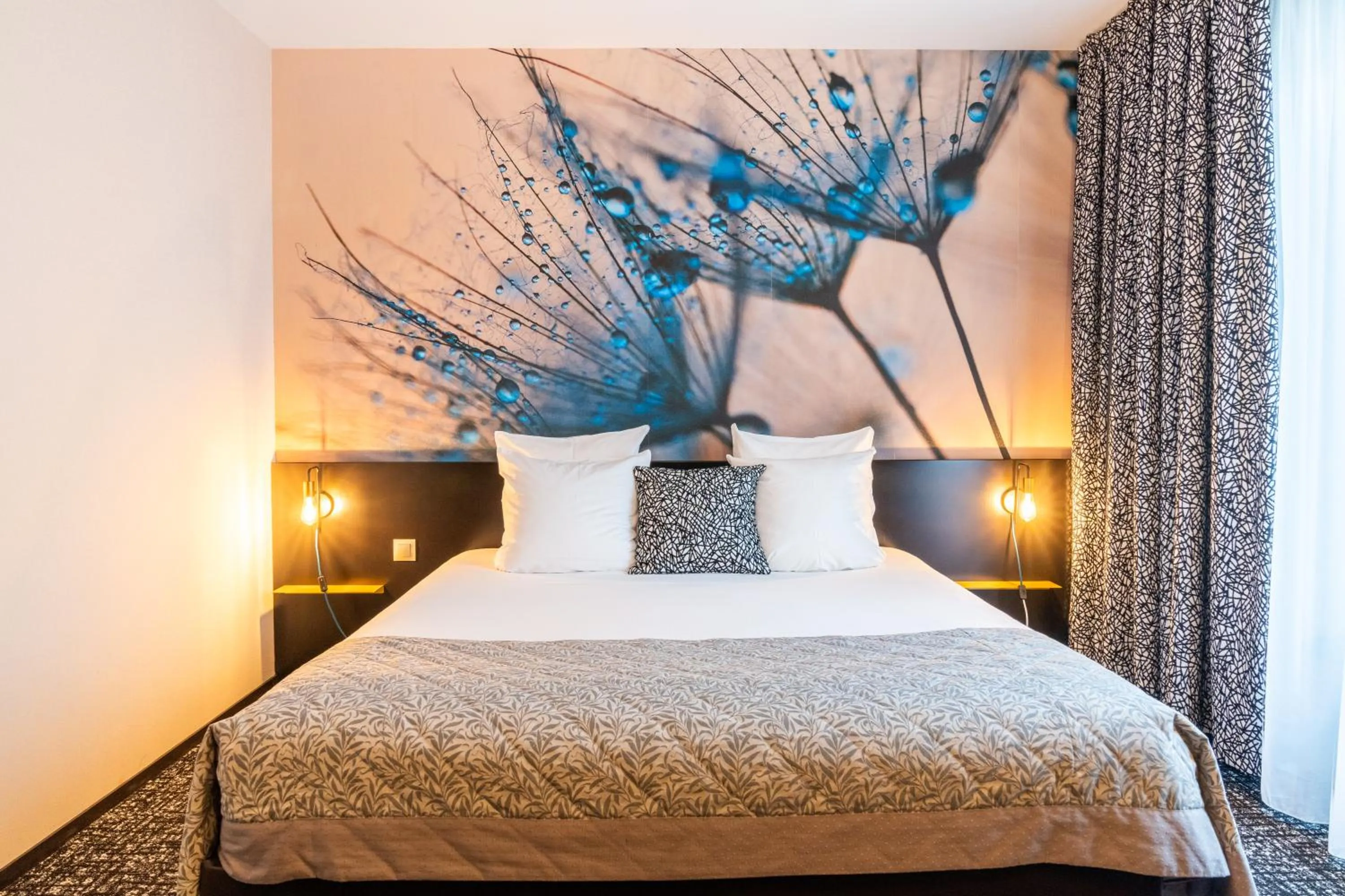 Bedroom, Bed in The Originals Boutique, Hôtel de la Paix, Brest