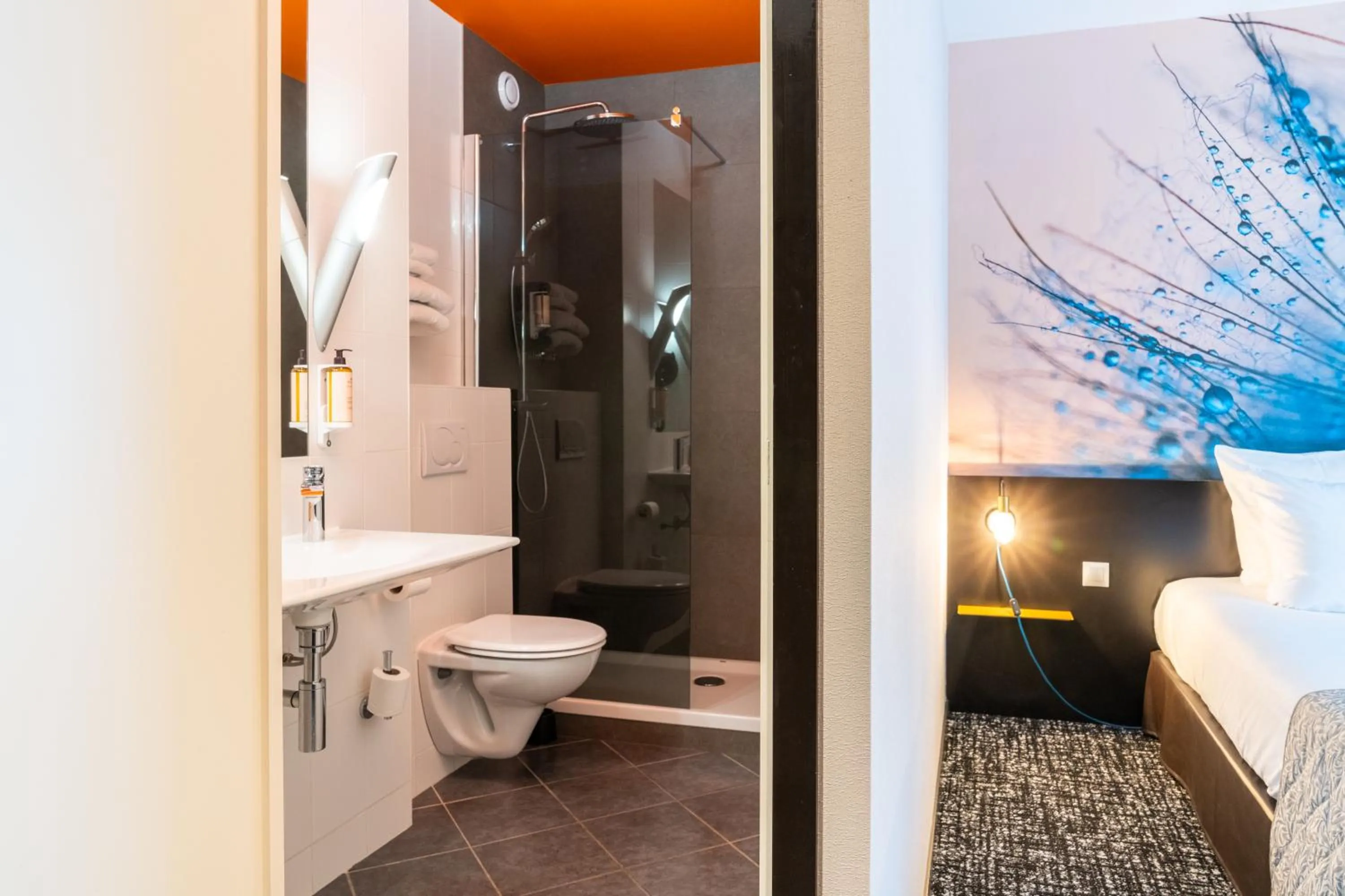 Bathroom, Bed in The Originals Boutique, Hôtel de la Paix, Brest