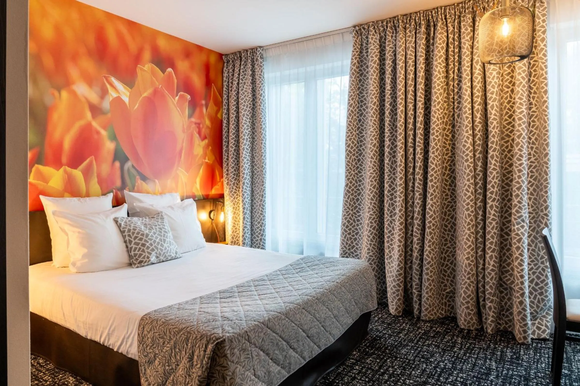 Photo of the whole room, Bed in The Originals Boutique, Hôtel de la Paix, Brest