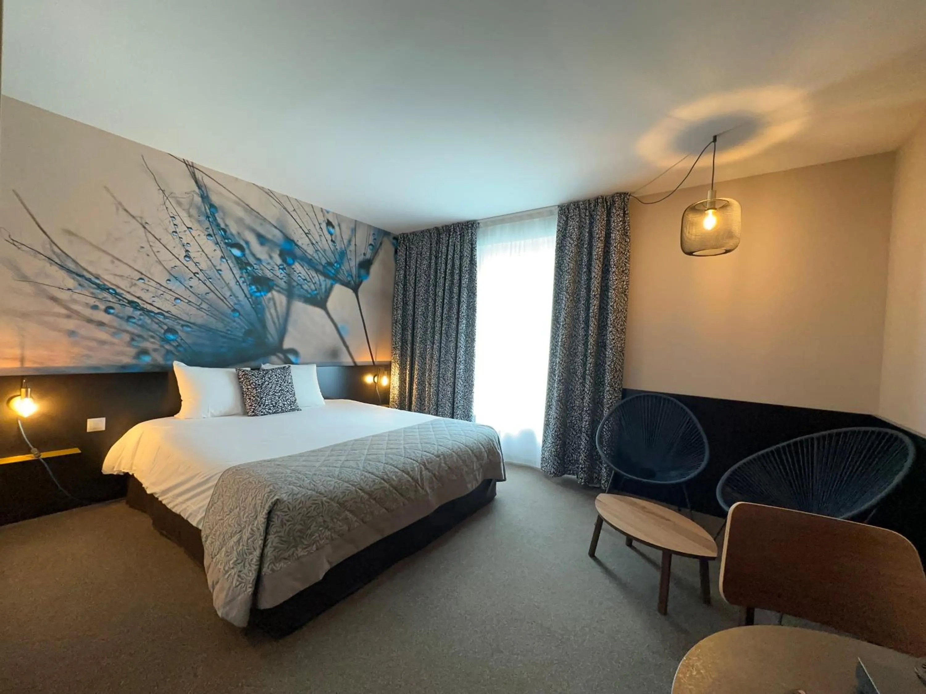 Bed in The Originals Boutique, Hôtel de la Paix, Brest