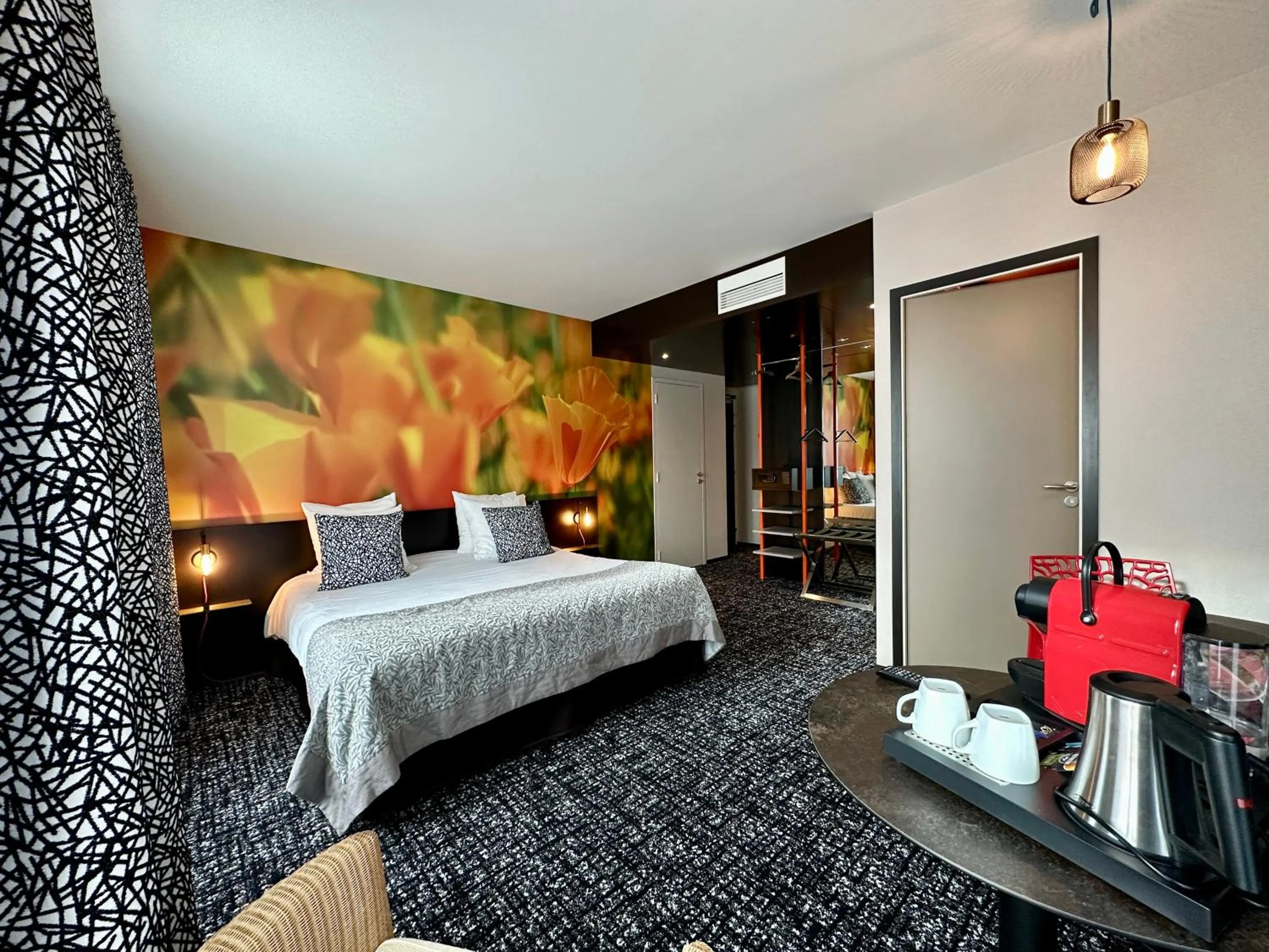 Bedroom, Bed in The Originals Boutique, Hôtel de la Paix, Brest