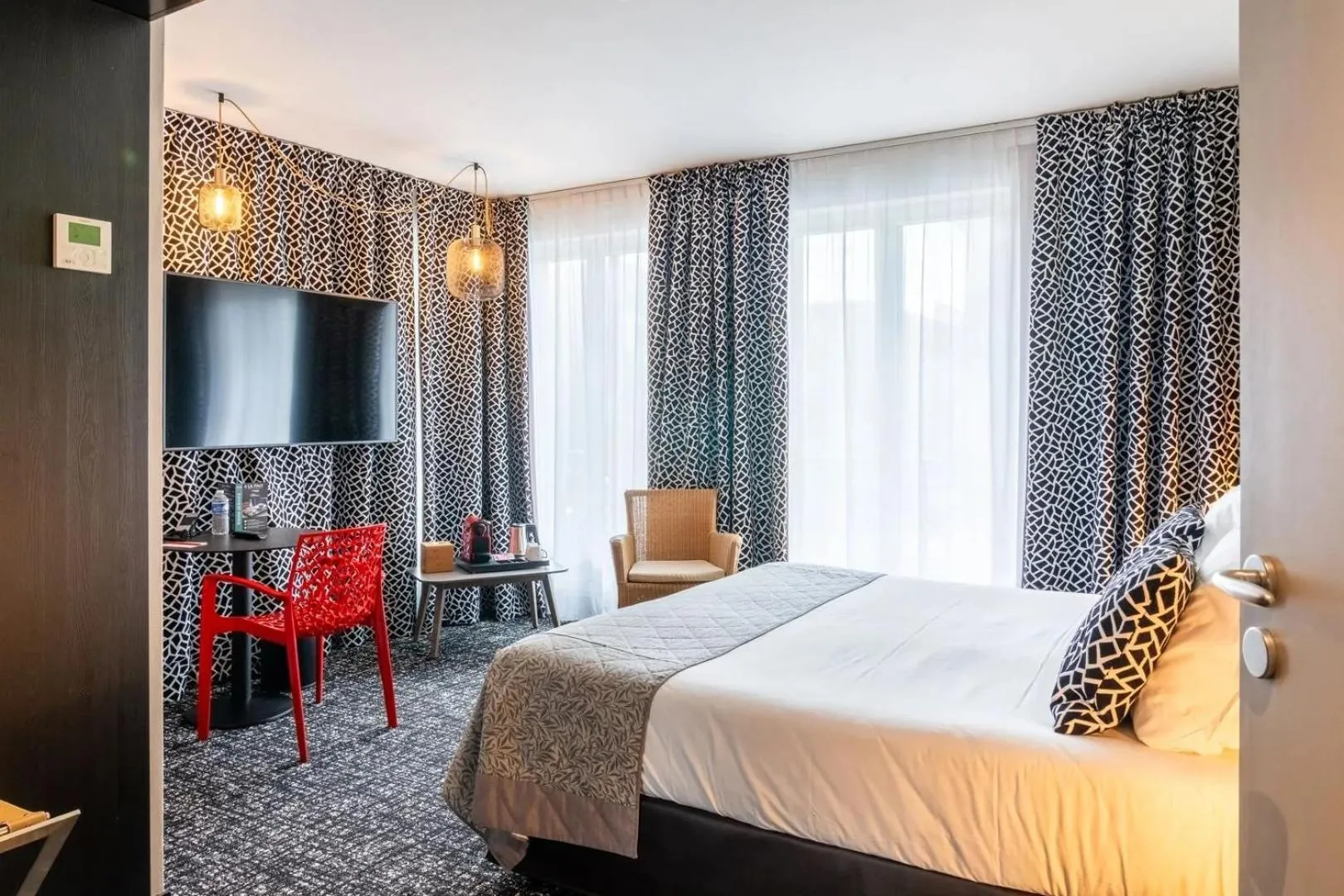 Photo of the whole room, Bed in The Originals Boutique, Hôtel de la Paix, Brest