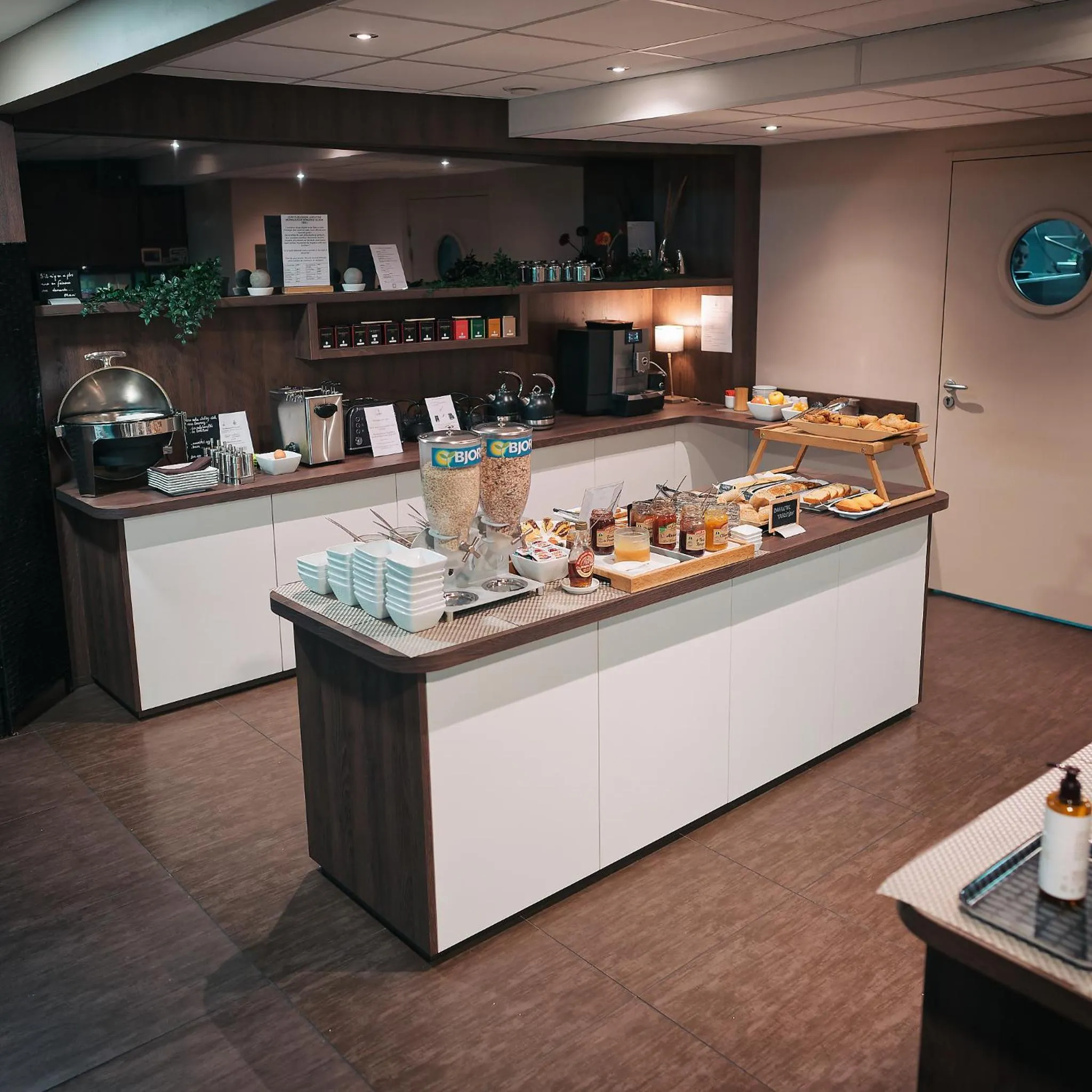 Breakfast in The Originals Boutique, Hôtel de la Paix, Brest