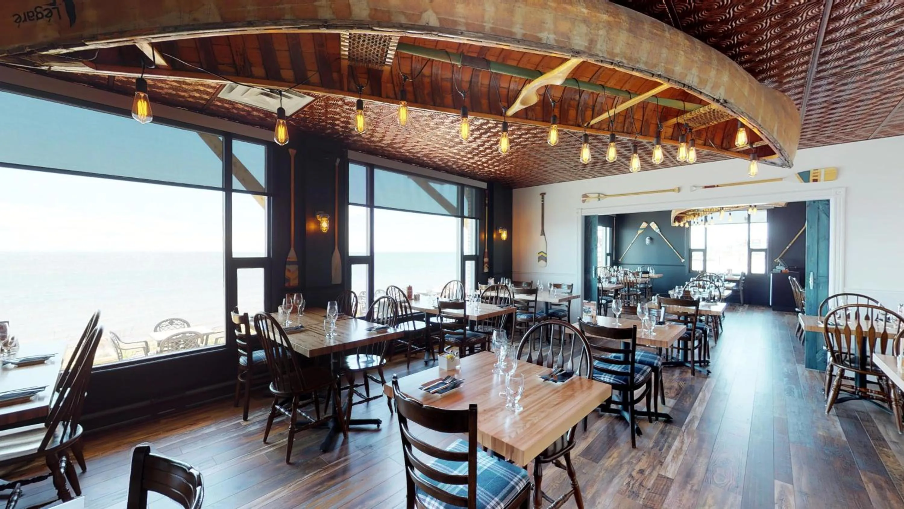 Restaurant/places to eat in Riotel Bonaventure