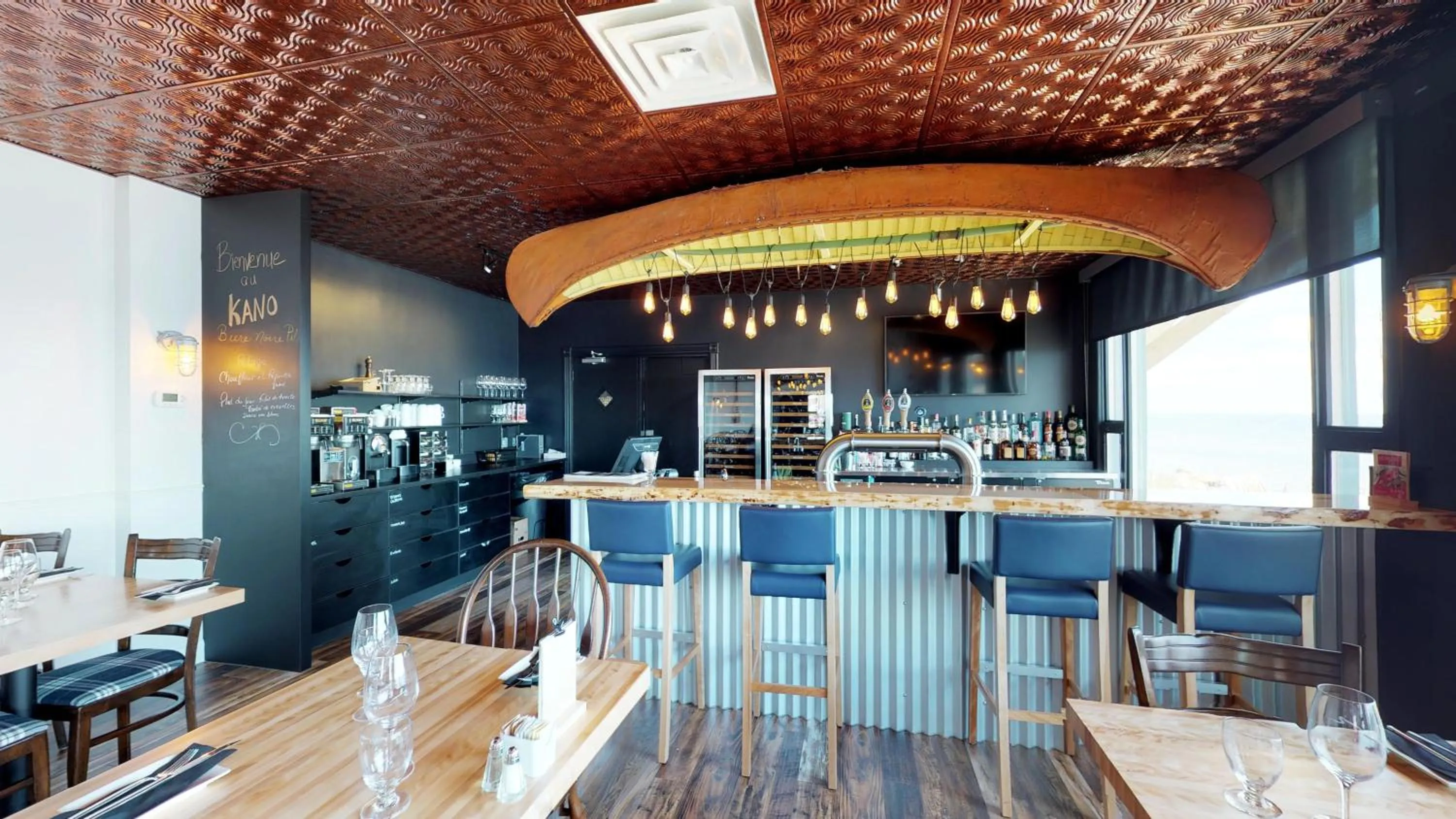 Restaurant/places to eat in Riotel Bonaventure