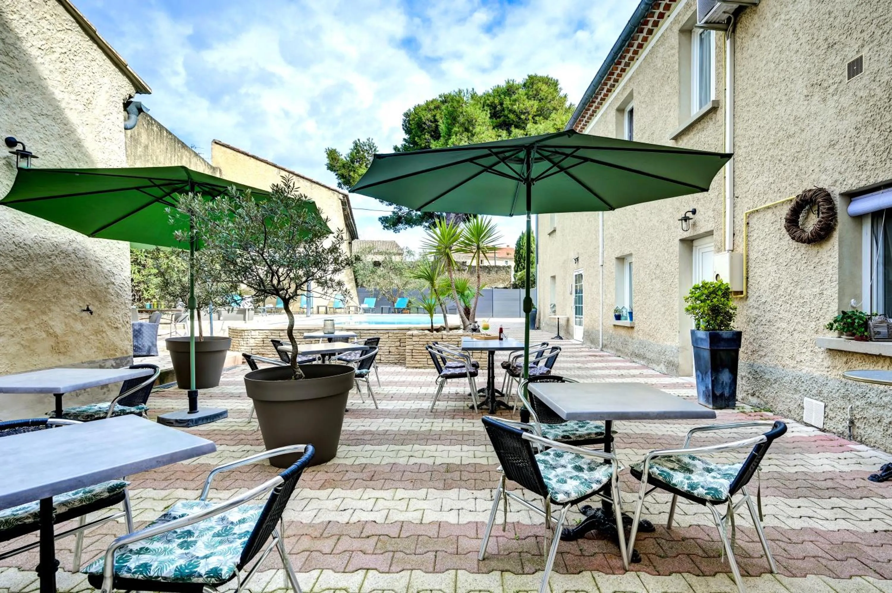 Patio in Logis Hôtel La Bastide d'Entraigues
