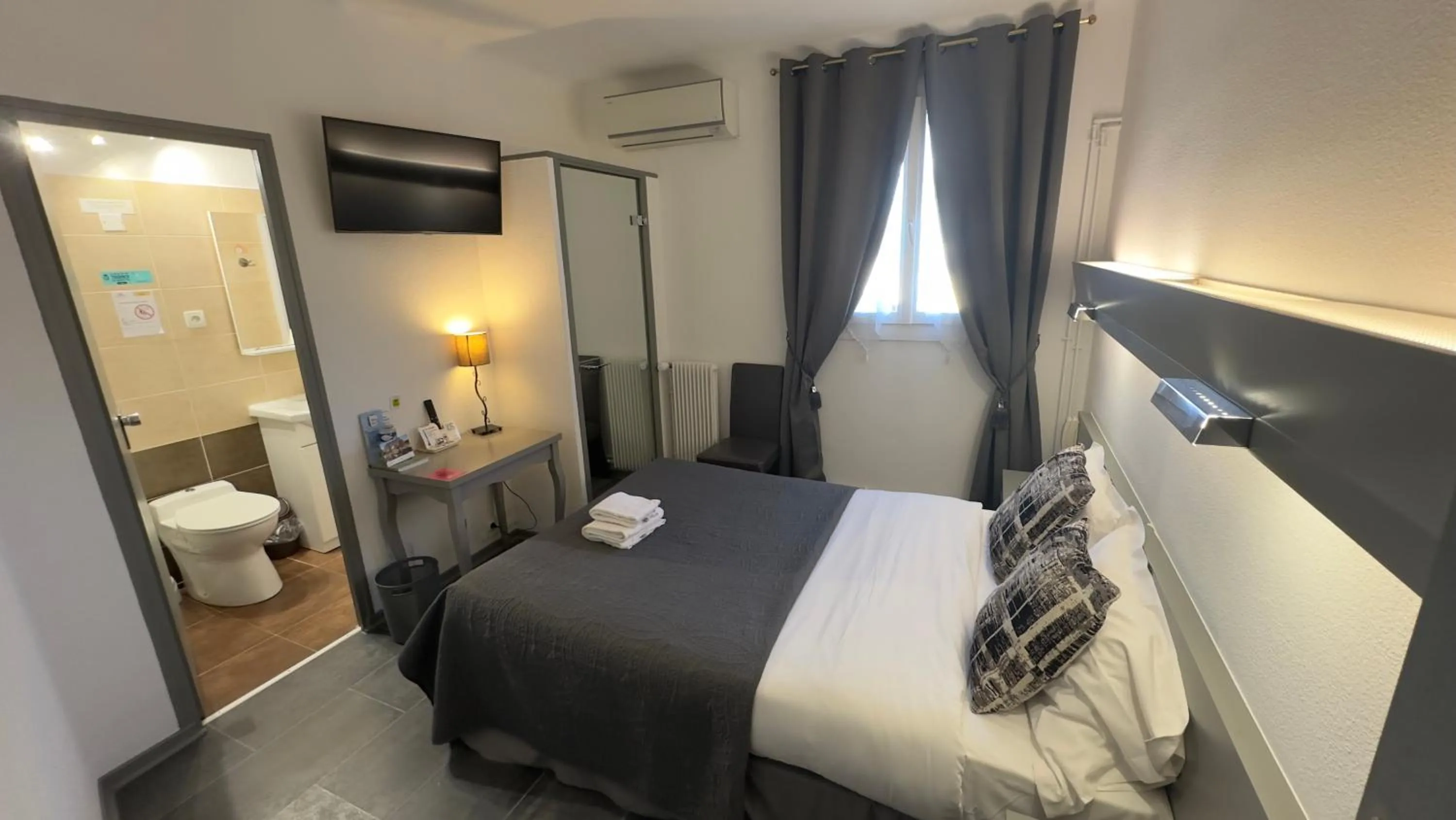 Single Room in Logis Hôtel La Bastide d'Entraigues