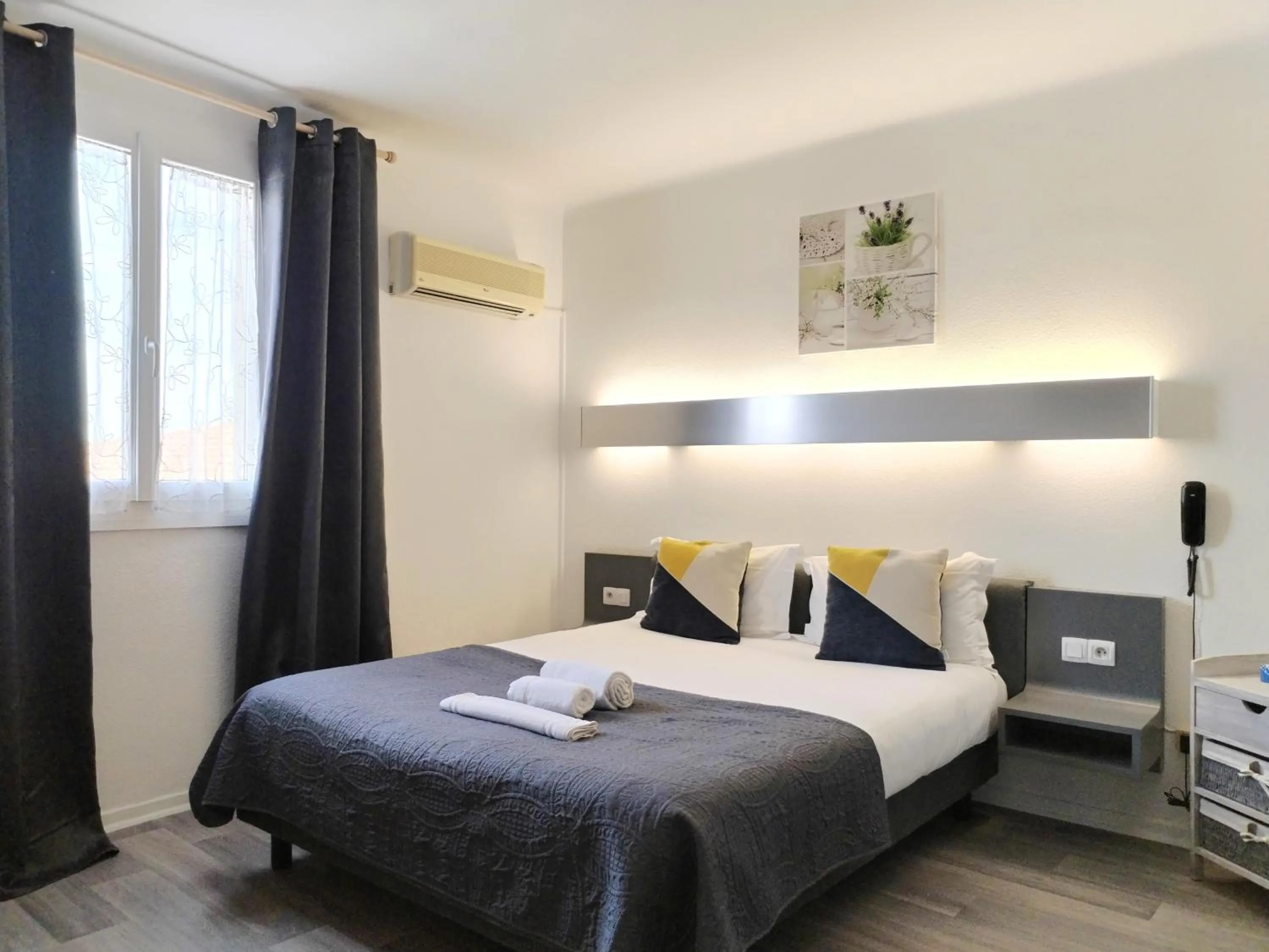 Coffee/tea facilities, Bed in Logis Hôtel La Bastide d'Entraigues