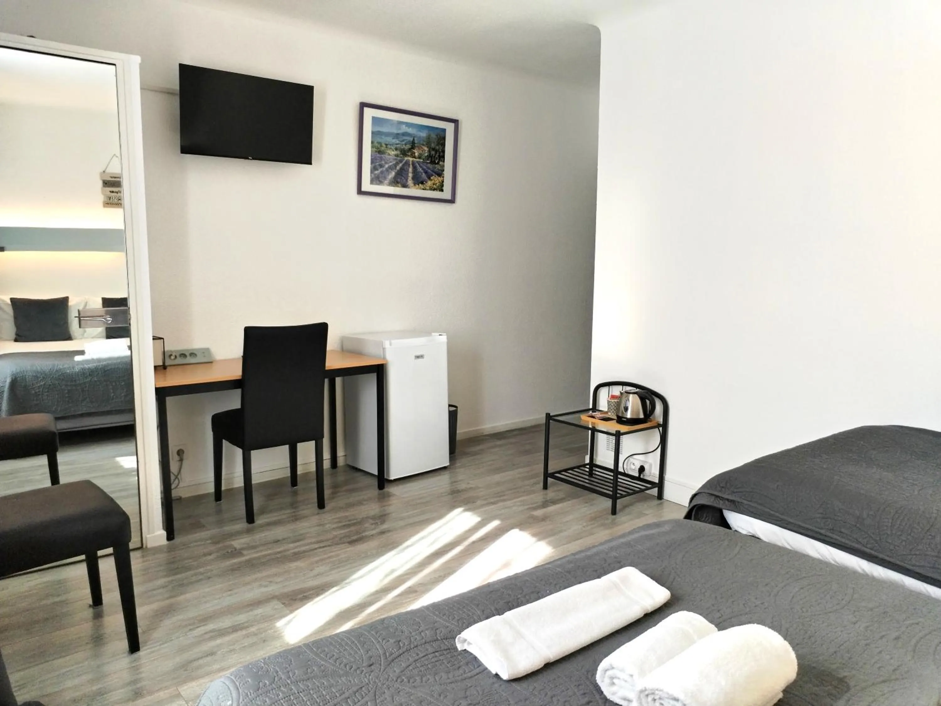 Coffee/tea facilities, Bed in Logis Hôtel La Bastide d'Entraigues