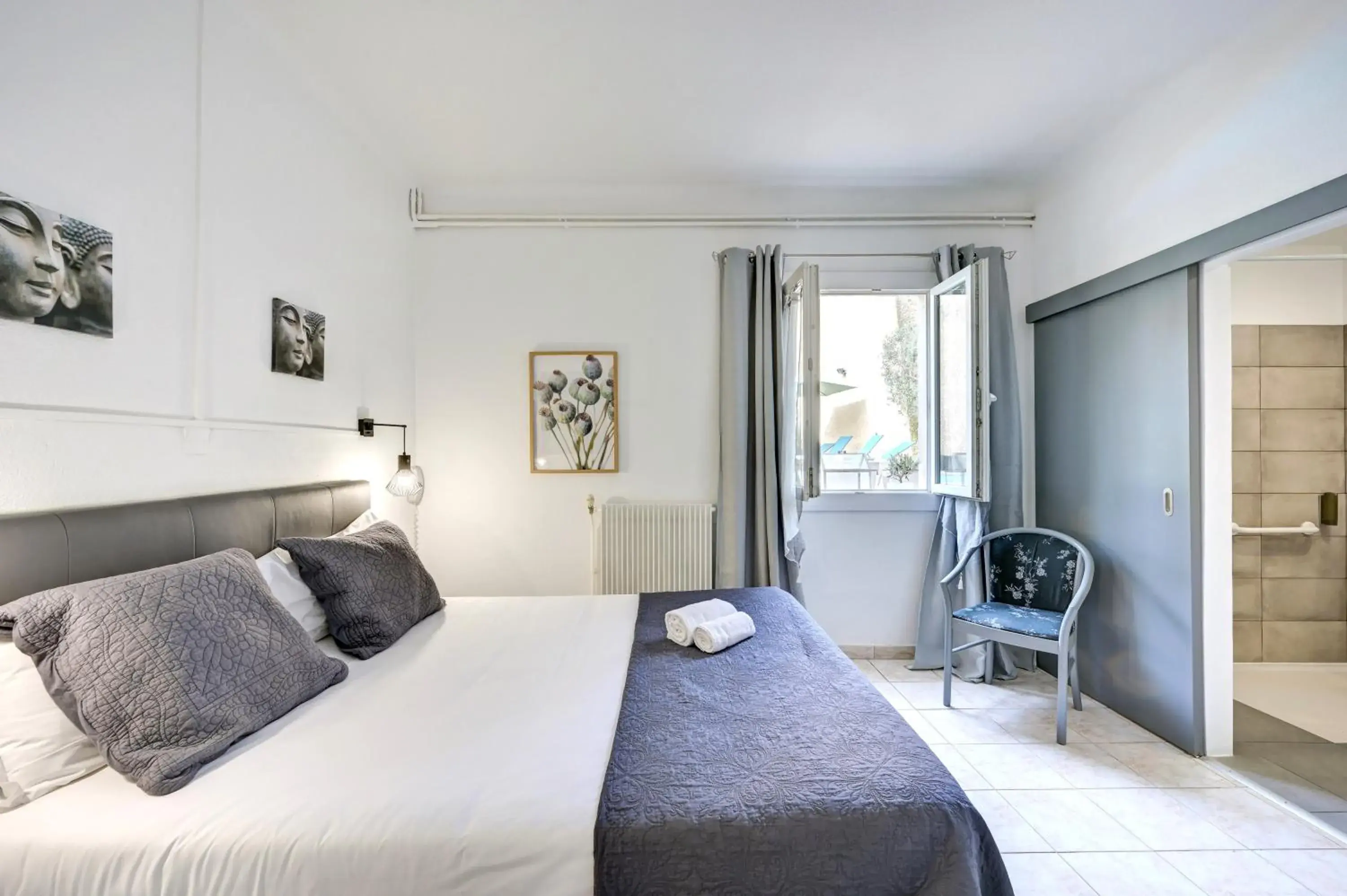 Triple Room in Logis Hôtel La Bastide d'Entraigues Triple Room in Logis Hôtel La Bastide d'Entraigues