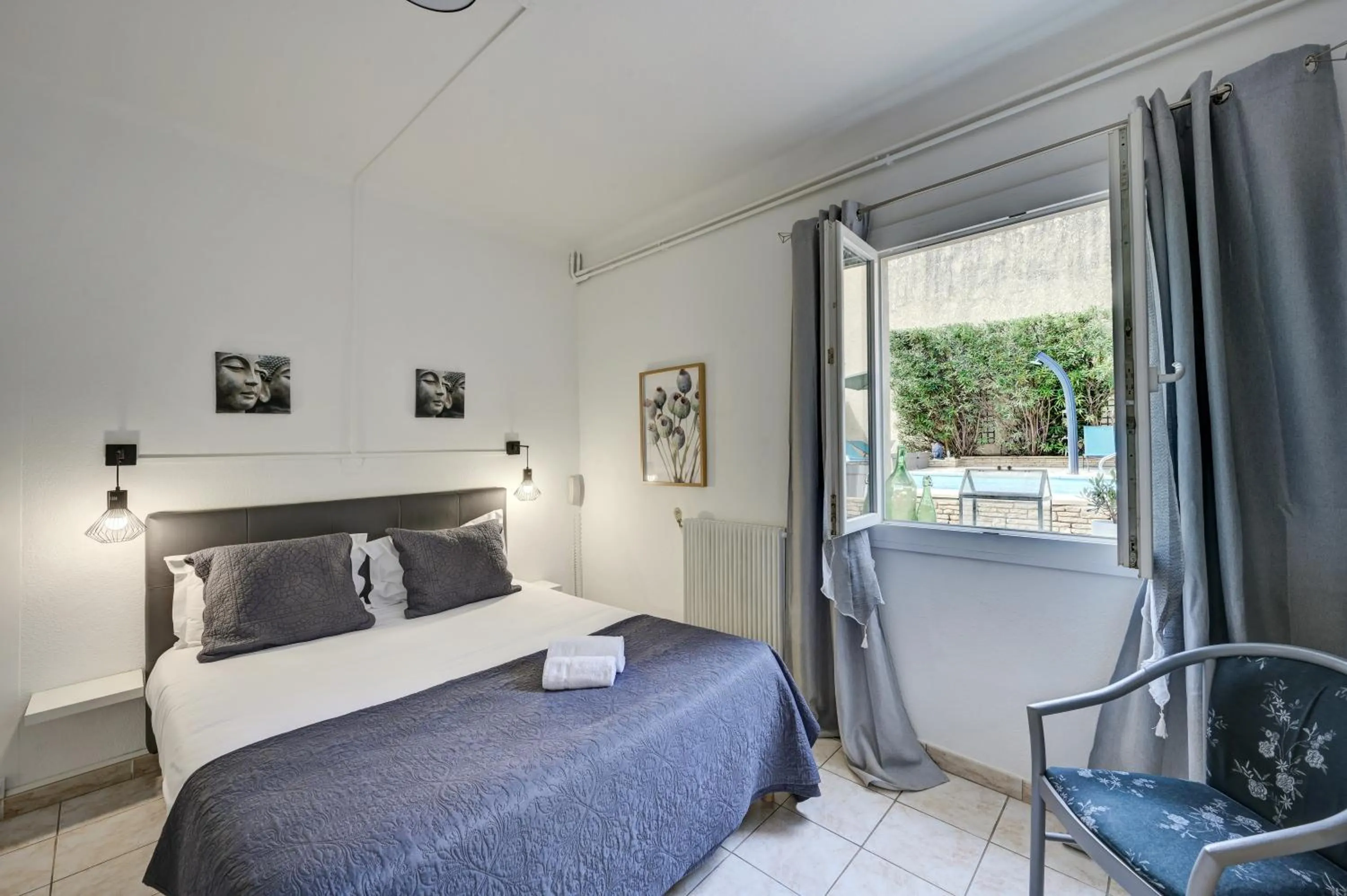 Bed in Logis Hôtel La Bastide d'Entraigues