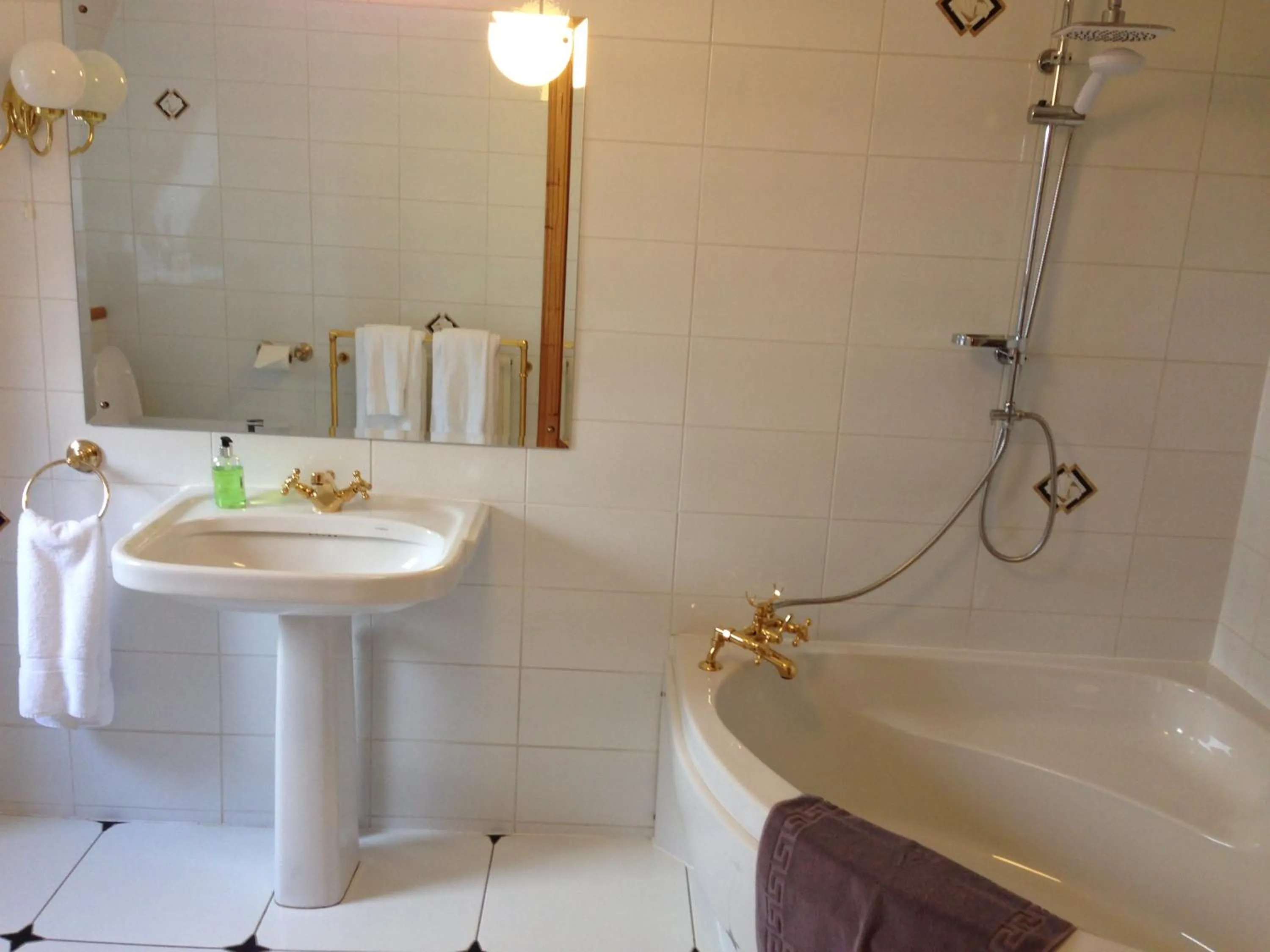 Bathroom in Highland Bear Lodge & Luxury Bear Huts