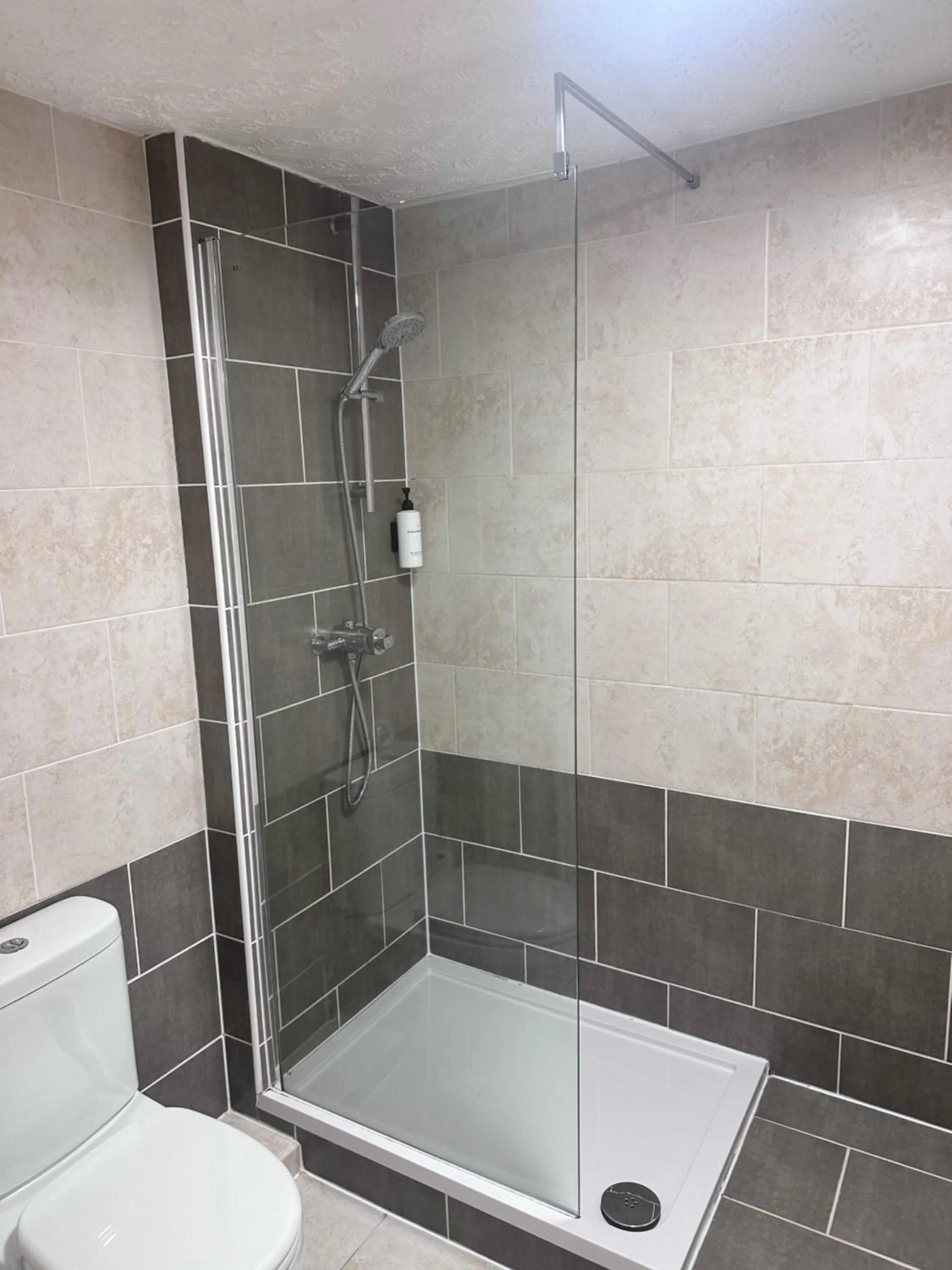 Shower in East Ayton Lodge Hotel, Scarborough