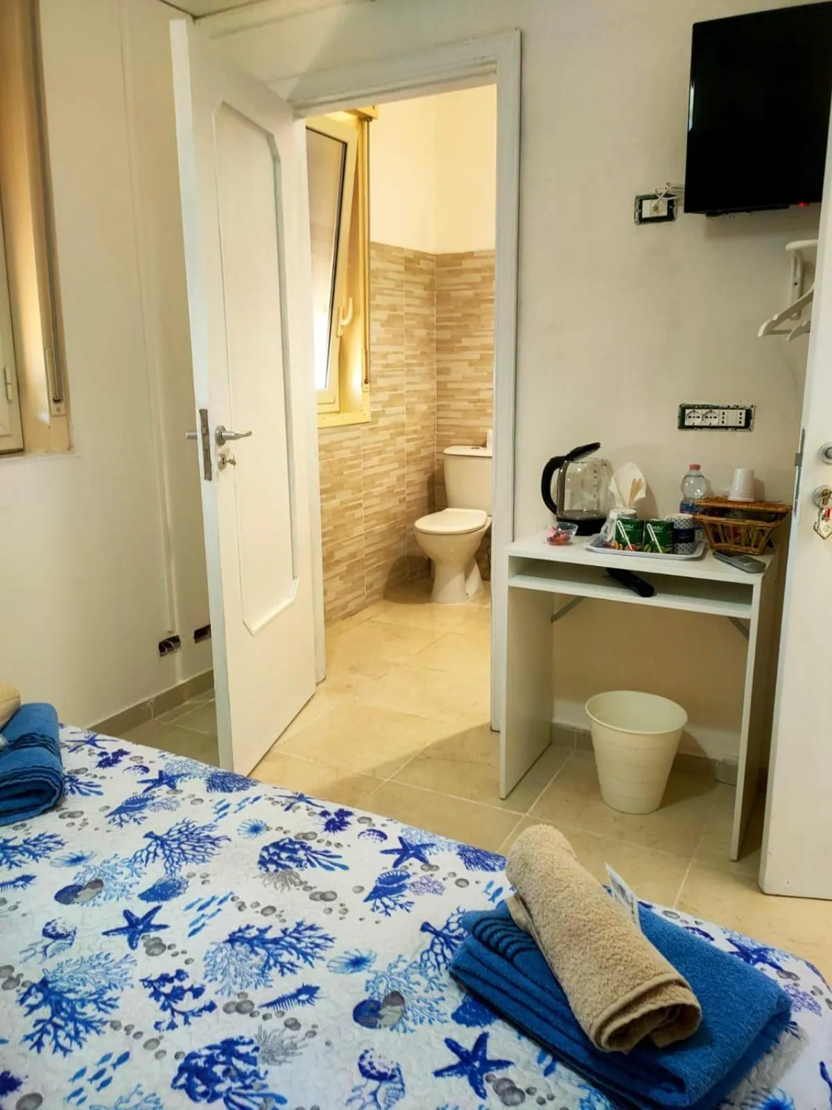 Toilet, Bed in Bed and fly Aeroporto Catania reception