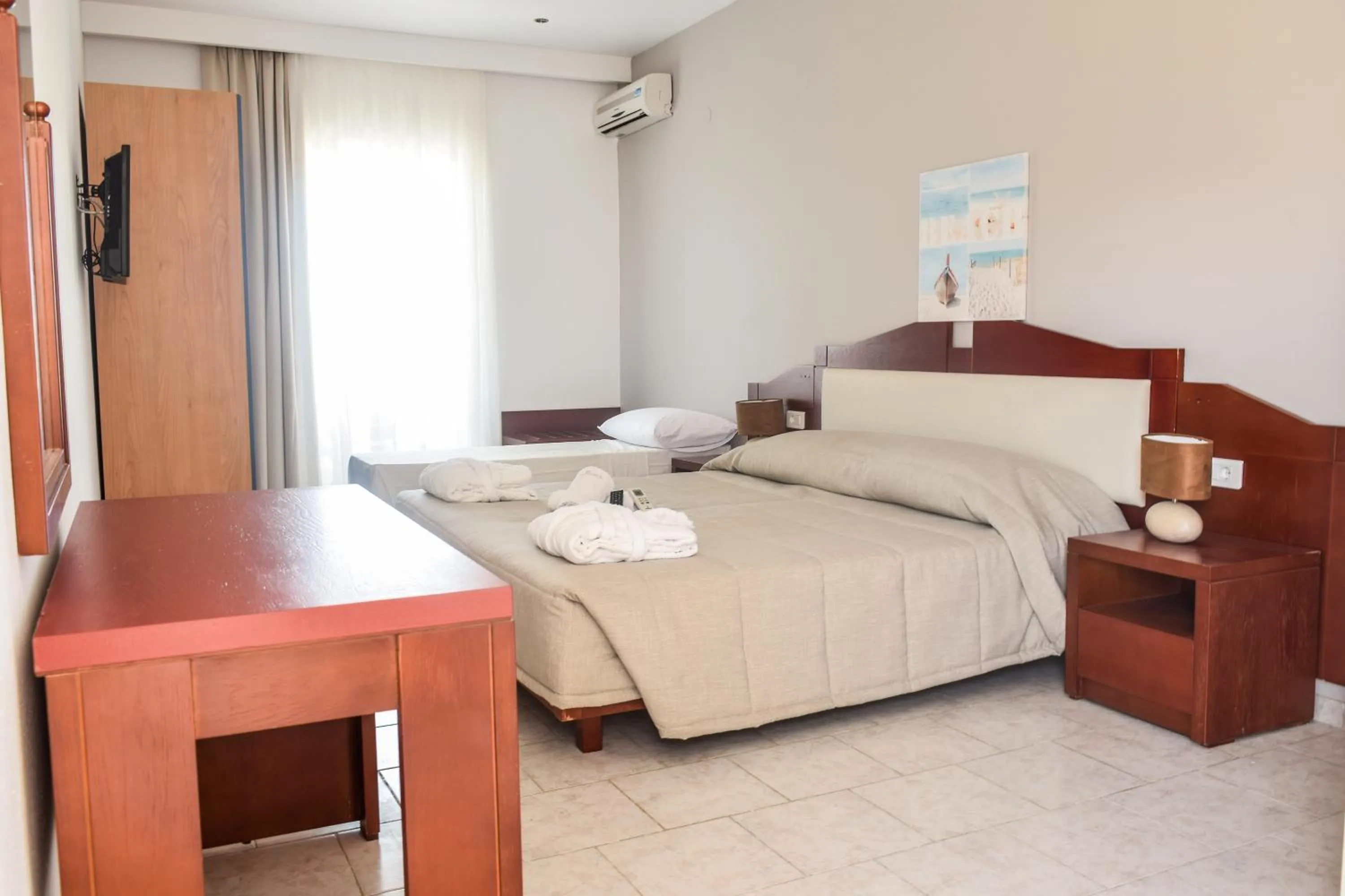 Bedroom, Bed in Dias