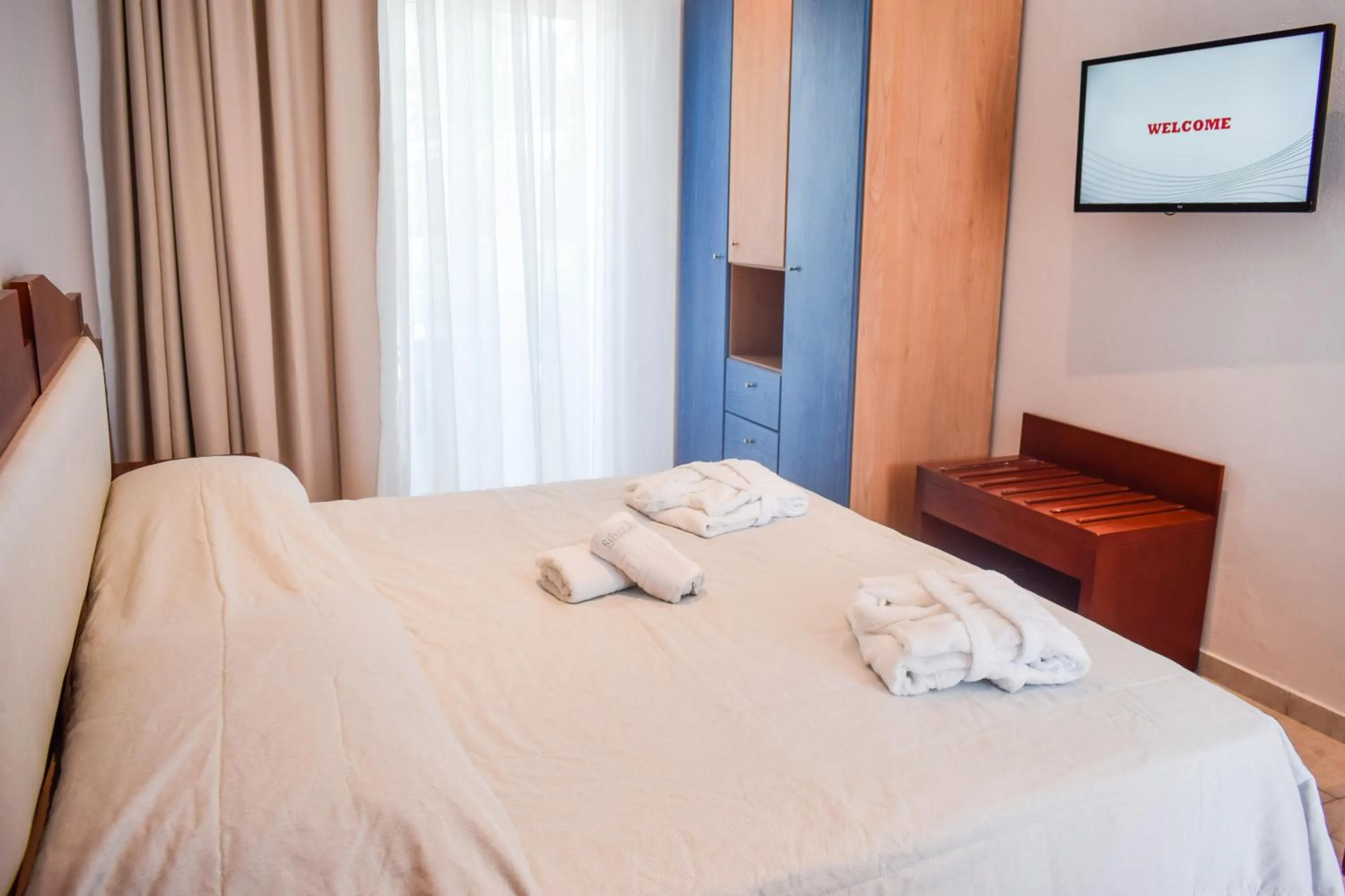 Photo of the whole room, Bed in Dias