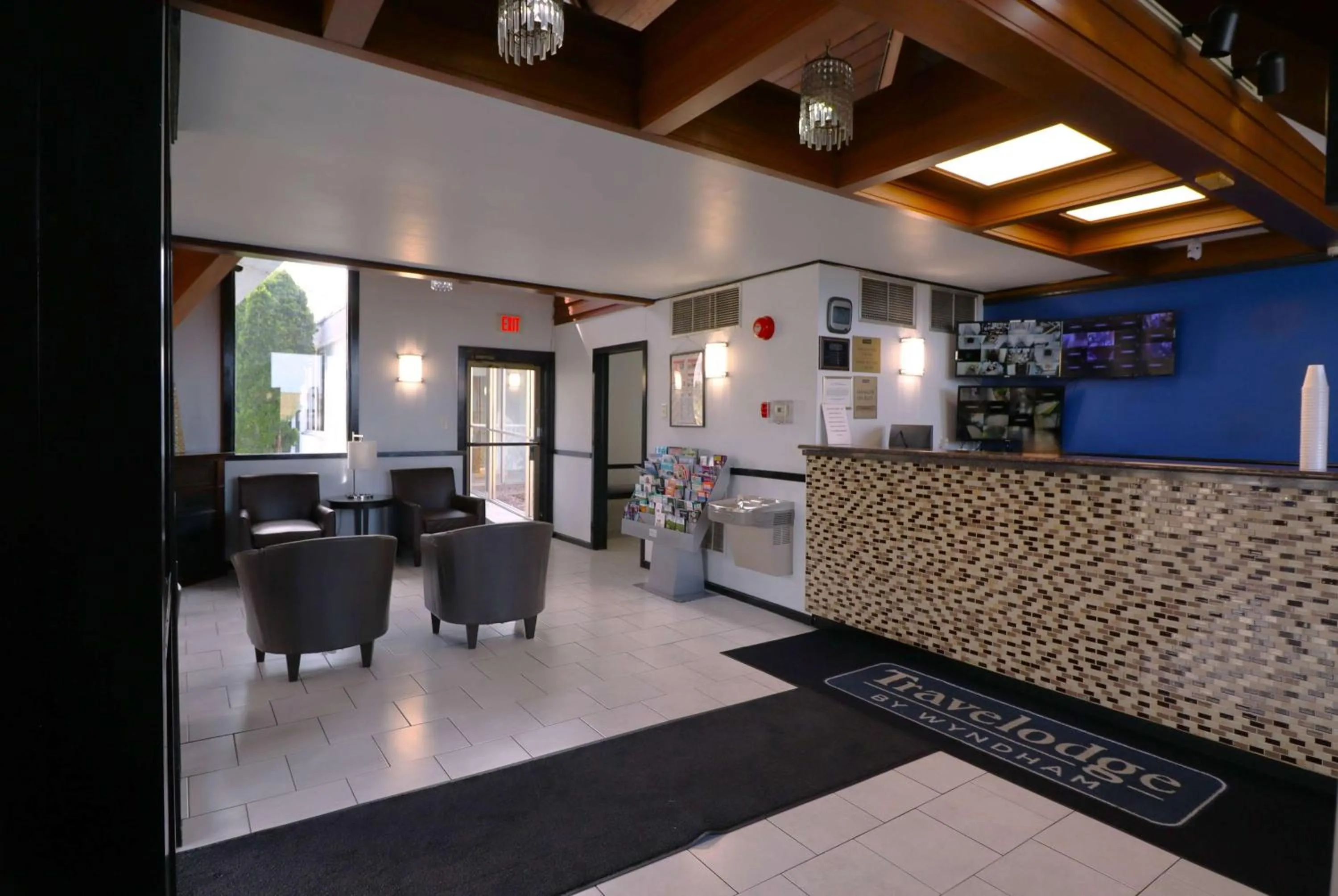 Lobby or reception in Travelodge by Wyndham Milwaukee