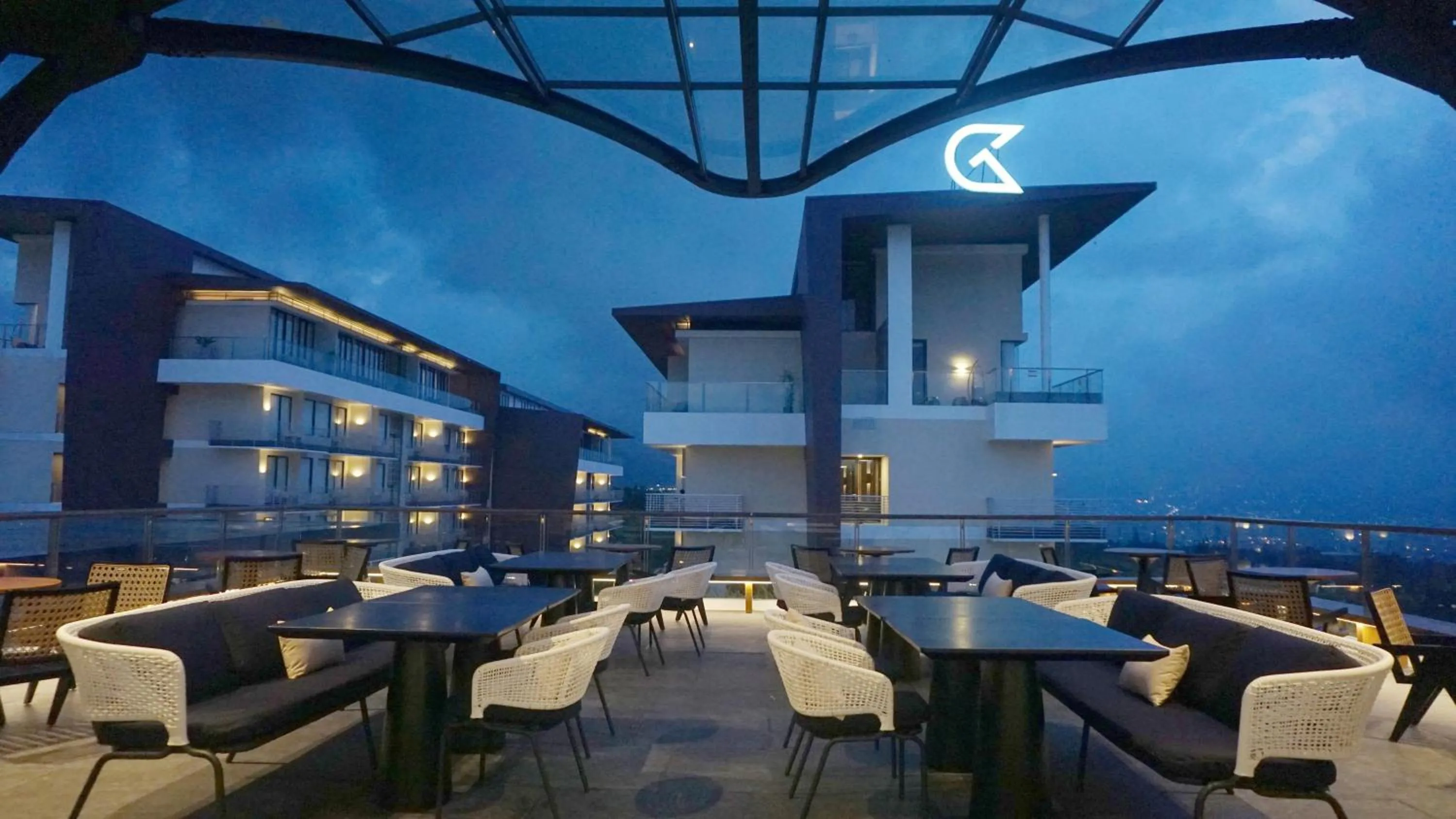 Restaurant/places to eat in Golden Tulip Holland Resort Batu