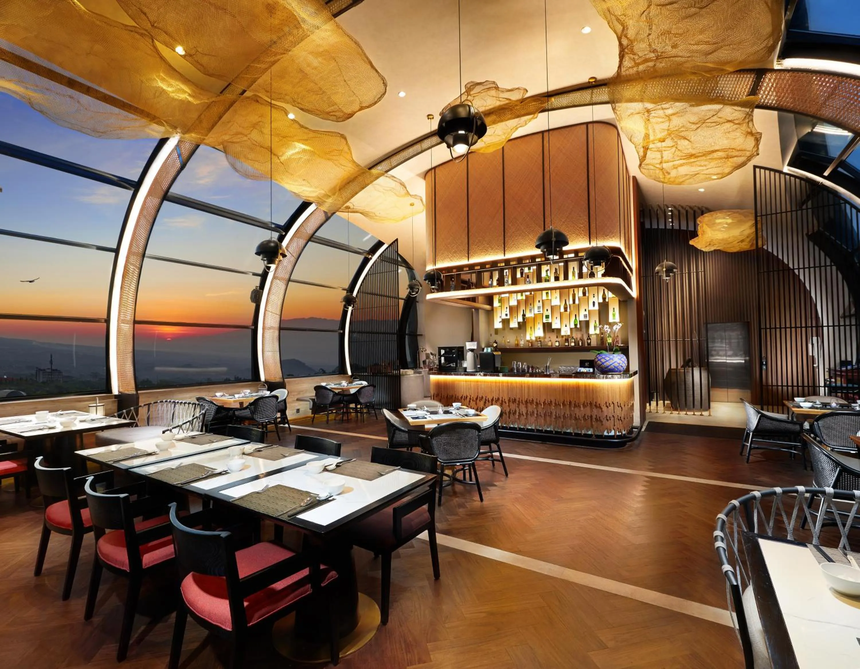 Restaurant/places to eat in Golden Tulip Holland Resort Batu