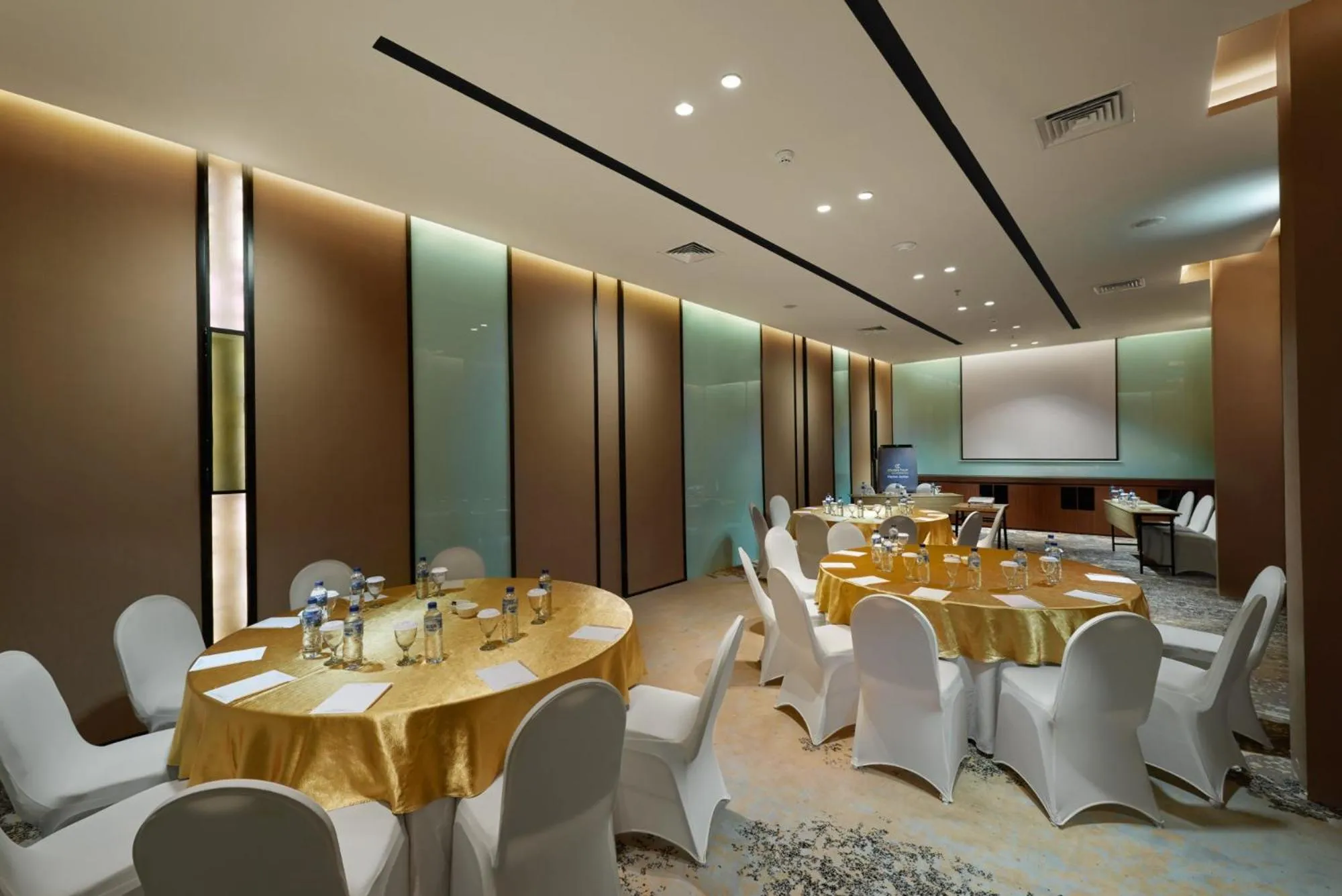 Meeting/conference room in Golden Tulip Holland Resort Batu