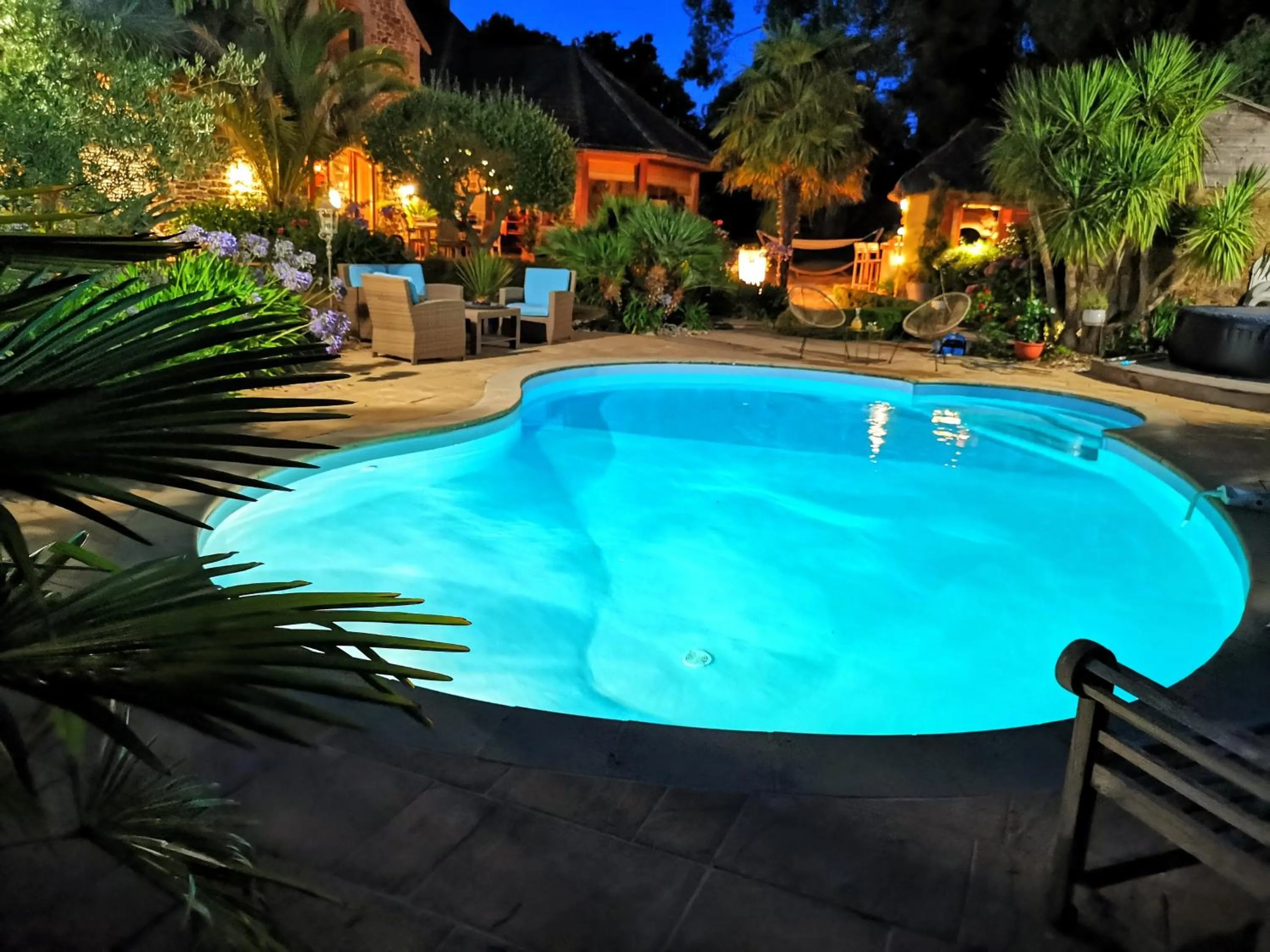 Swimming pool in B&B Lou Mas