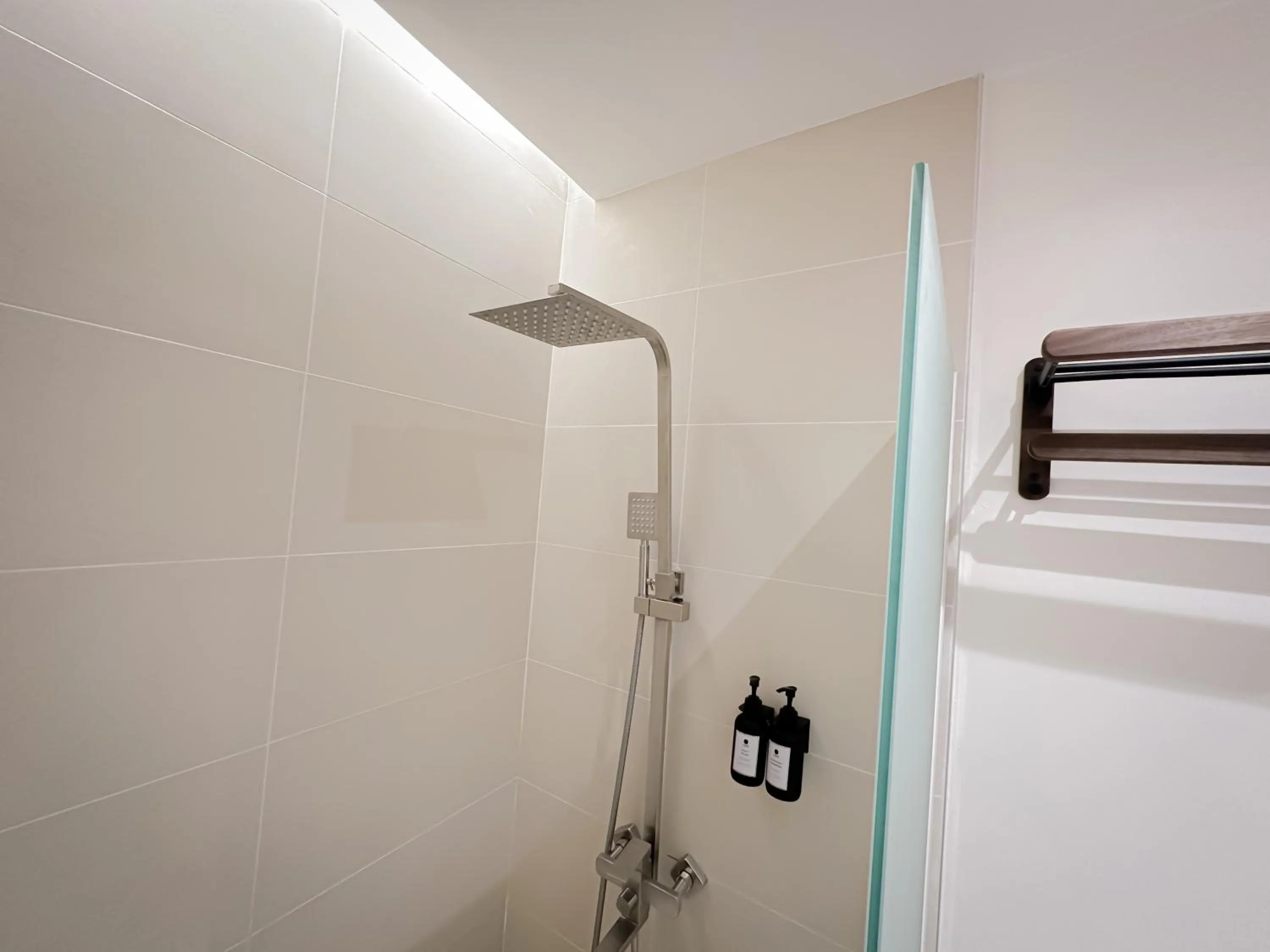 Shower in LEUX Hotel Alona Panglao