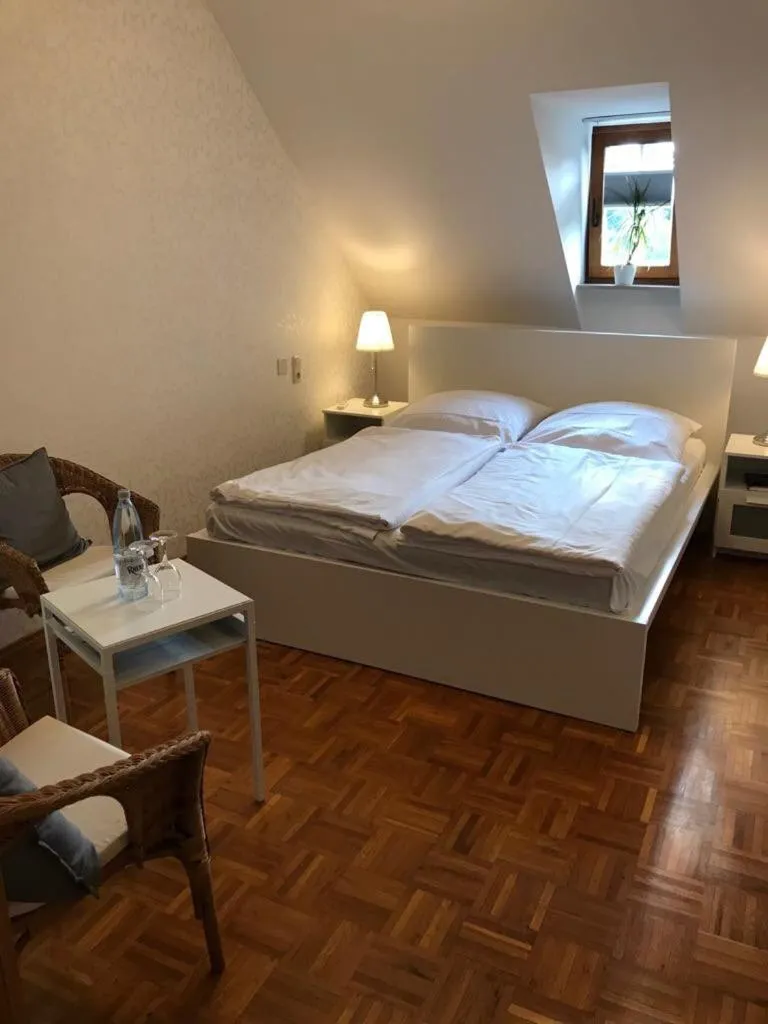 Bed in Gästehaus der Abtei Sayn