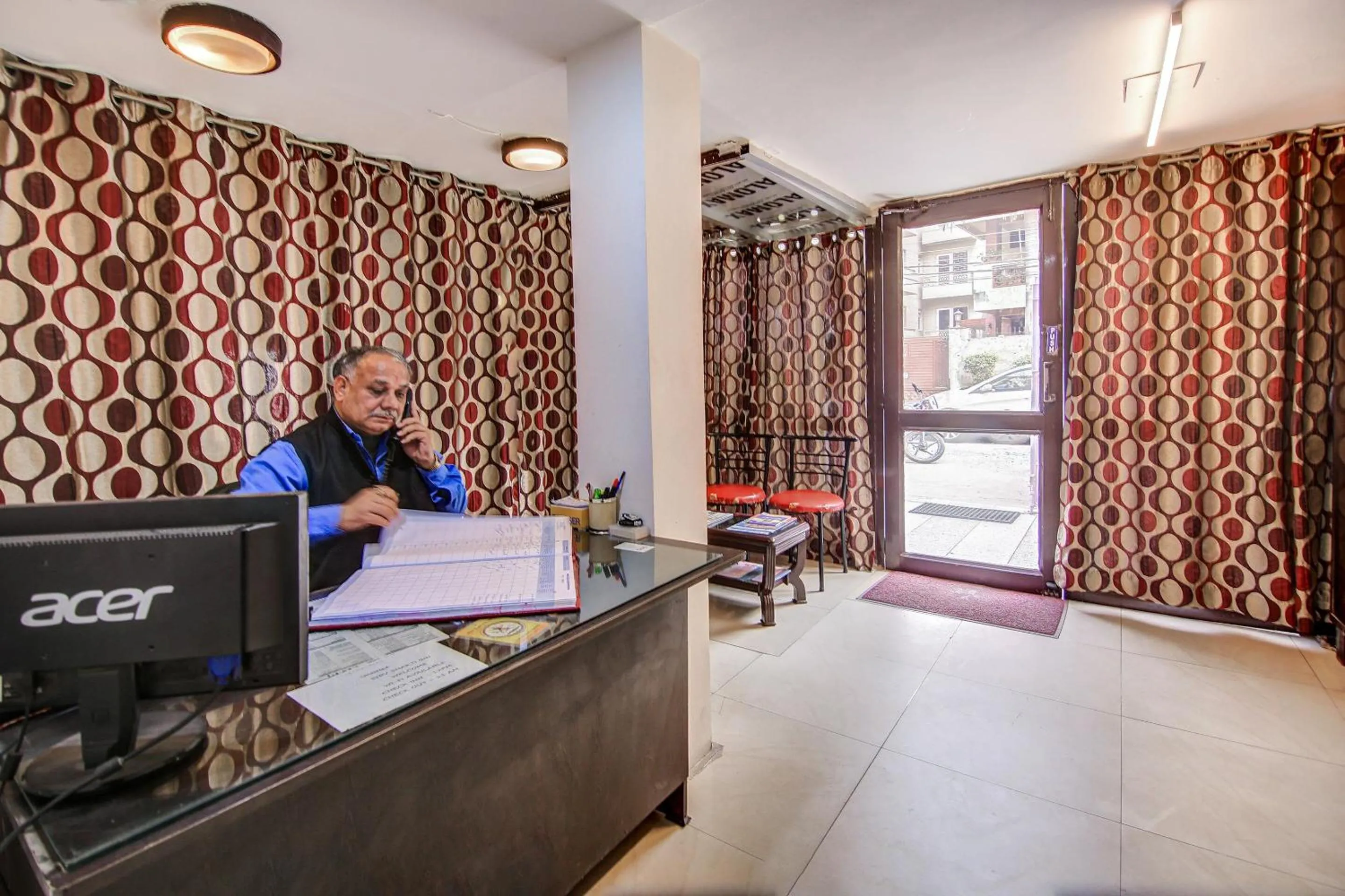 Lobby or reception in Hotel O Shiv Shakti Inn Near Kamal Cinema