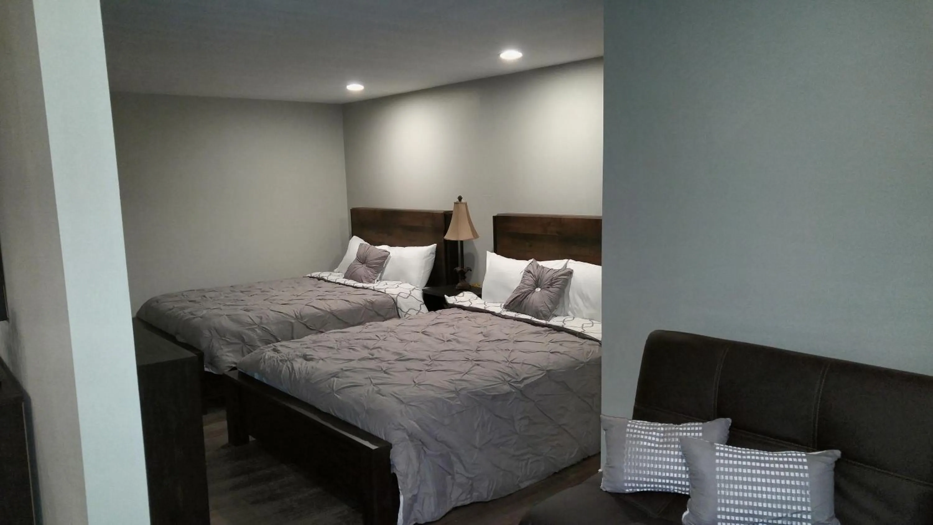 Photo of the whole room, Bed in Lily's Lodge