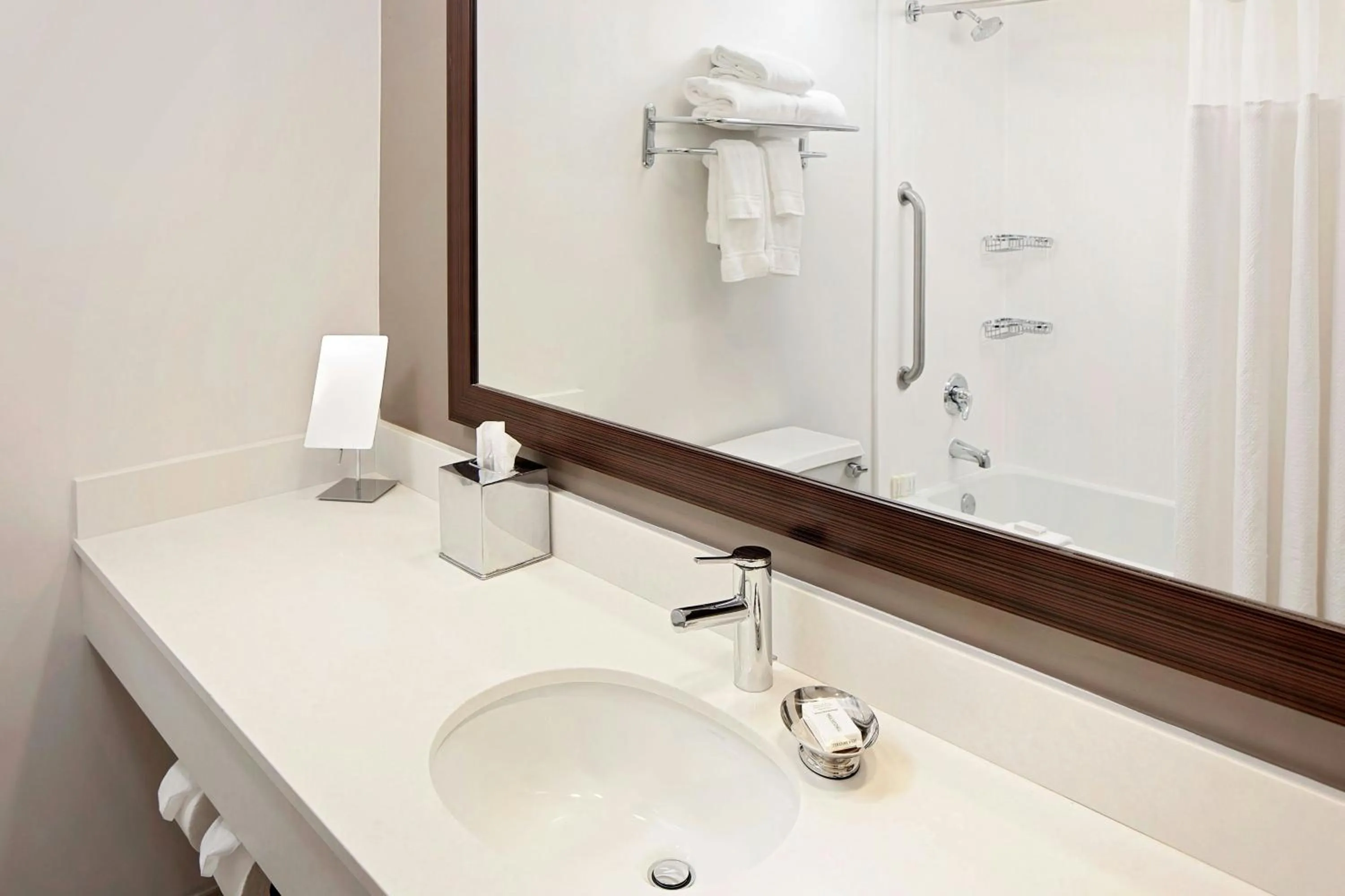 Bathroom in Courtyard by Marriott Fort Lauderdale North/Cypress Creek