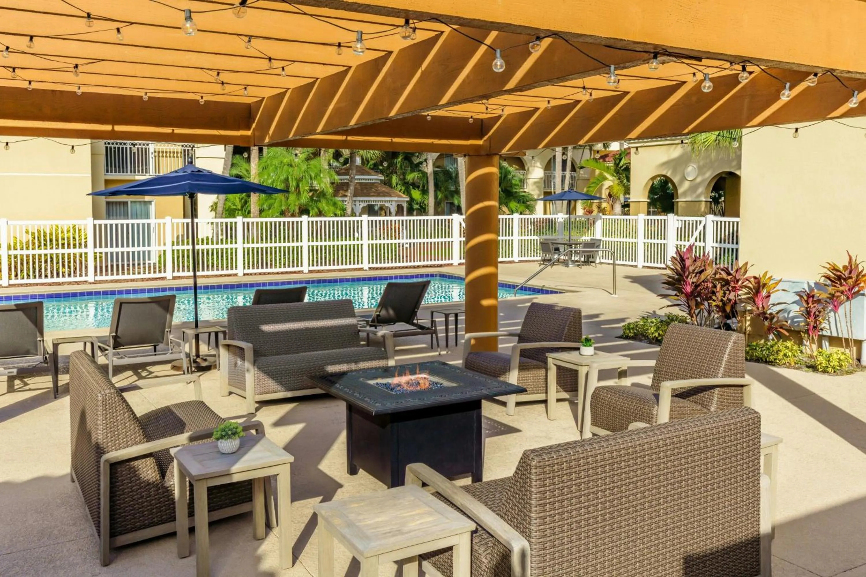 Swimming pool in Courtyard by Marriott Fort Lauderdale North/Cypress Creek