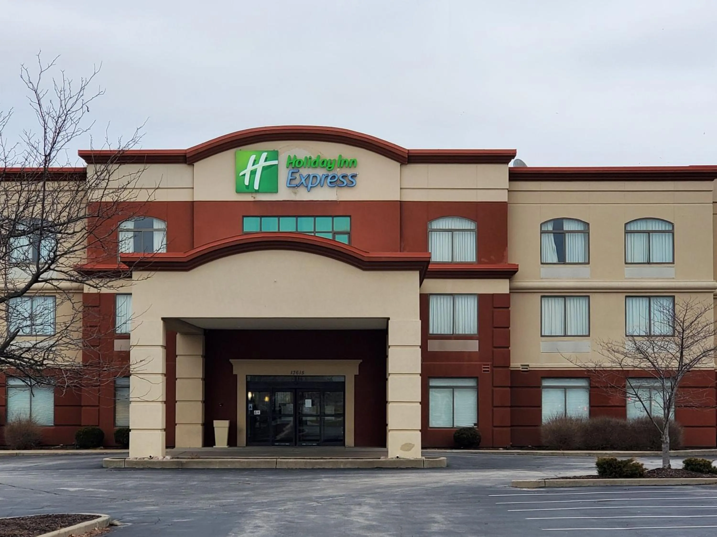 Property building in Holiday Inn Express St. Louis Arpt - Maryland Hgts