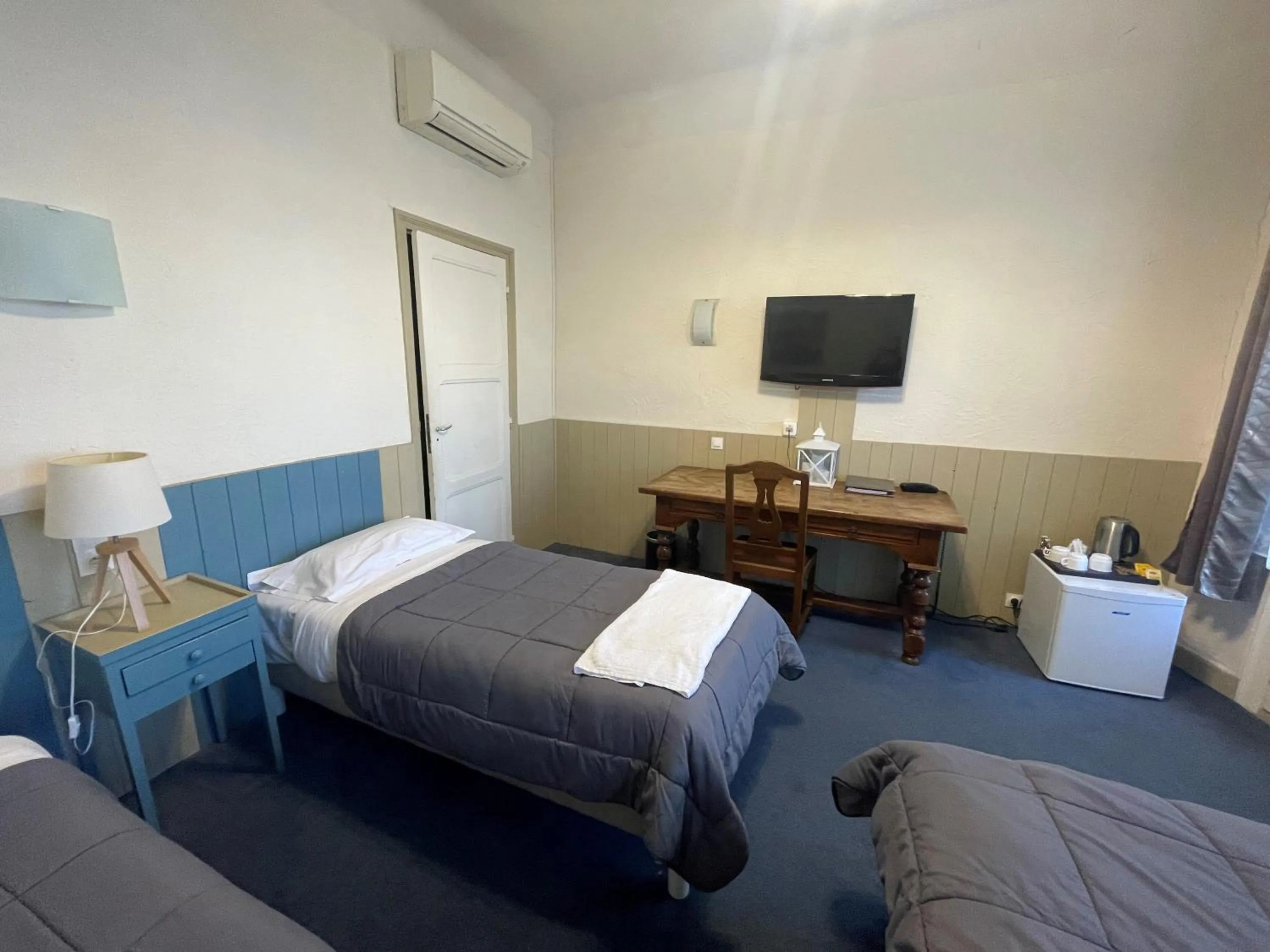 Property building, Bed in Hotel De France Perpignan Centre Ville