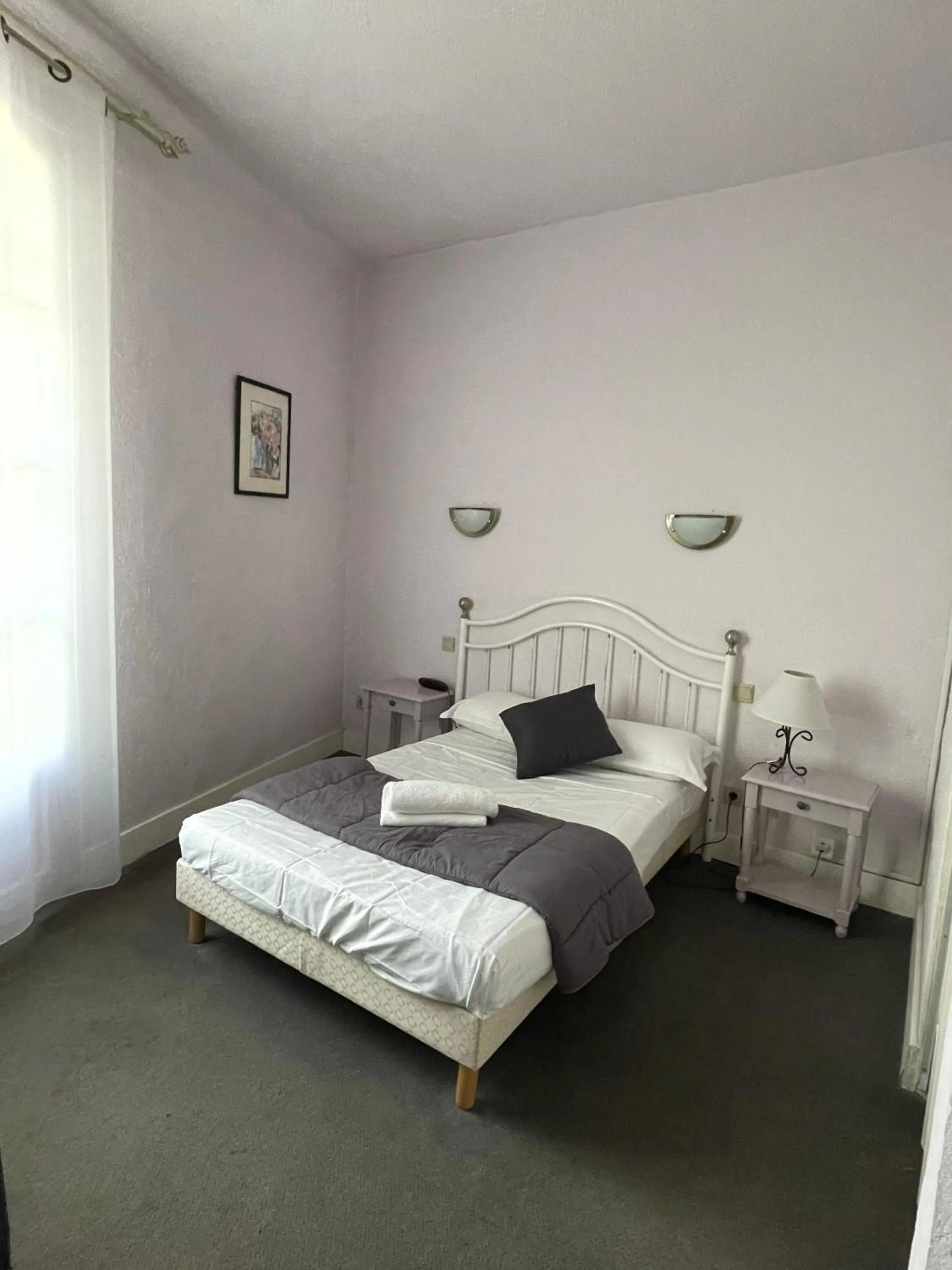 Property building, Bed in Hotel De France Perpignan Centre Ville