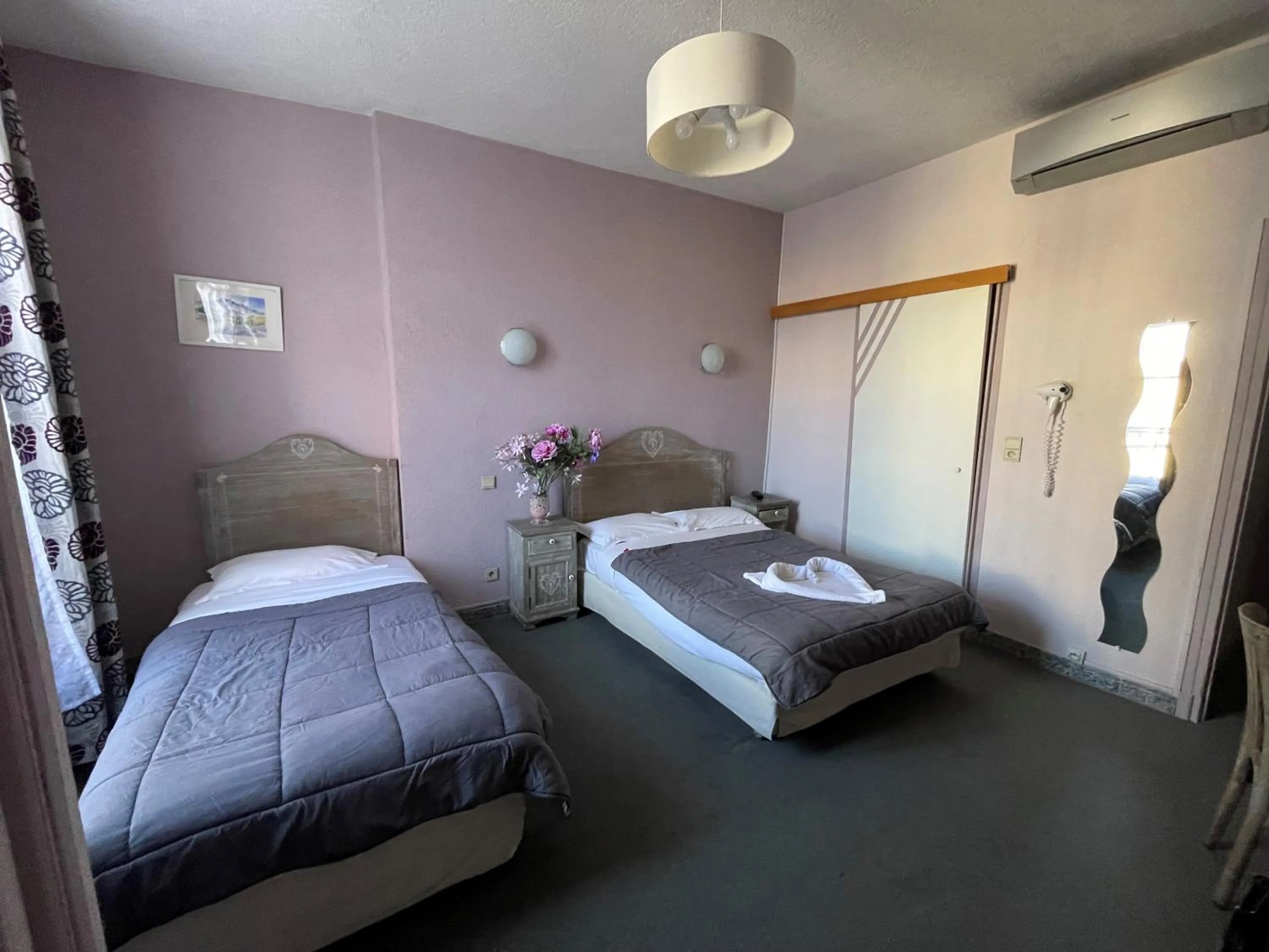 Property building, Bed in Hotel De France Perpignan Centre Ville
