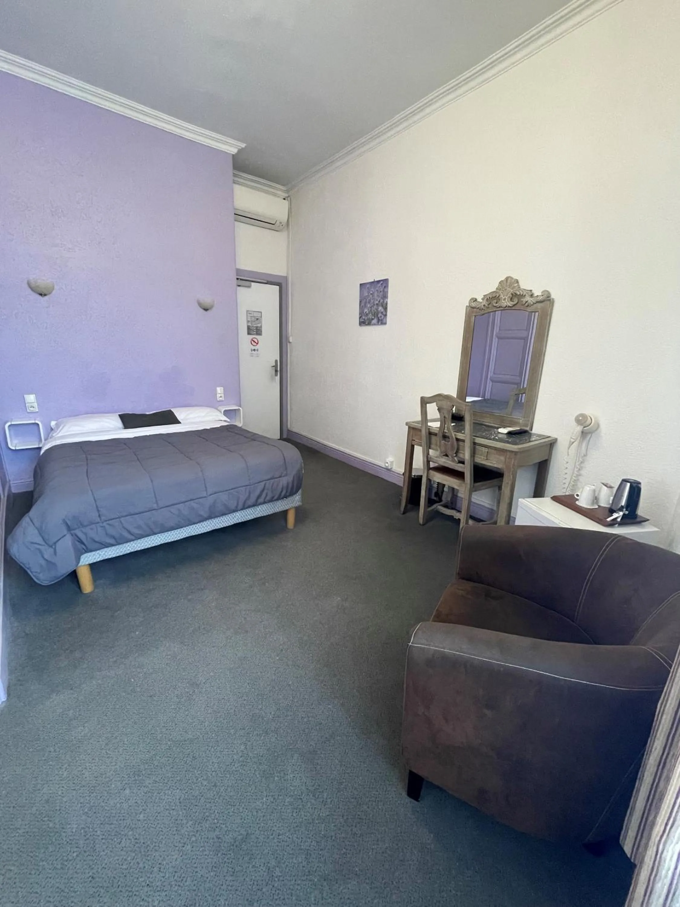 Property building, Bed in Hotel De France Perpignan Centre Ville