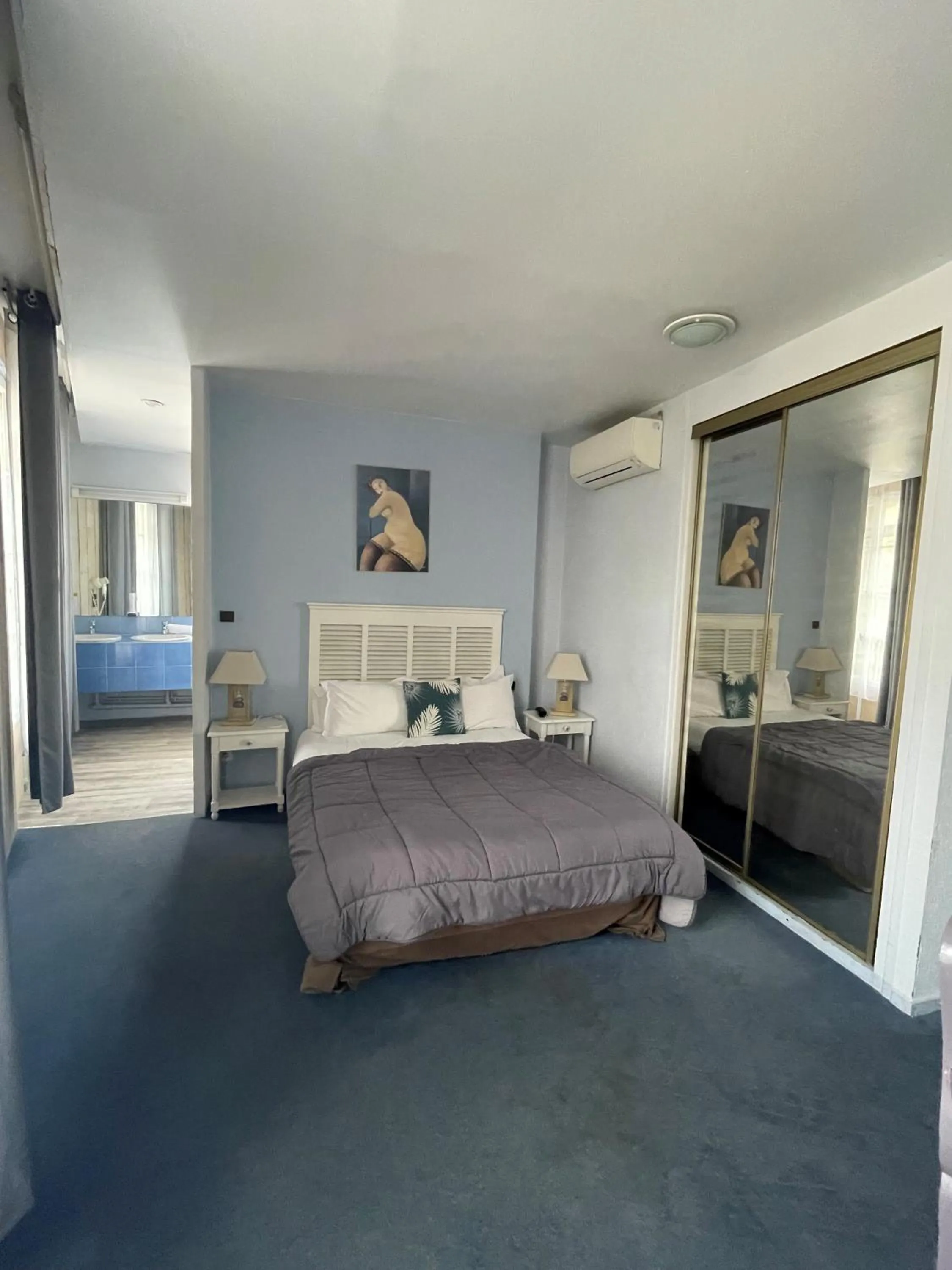 Property building, Bed in Hotel De France Perpignan Centre Ville