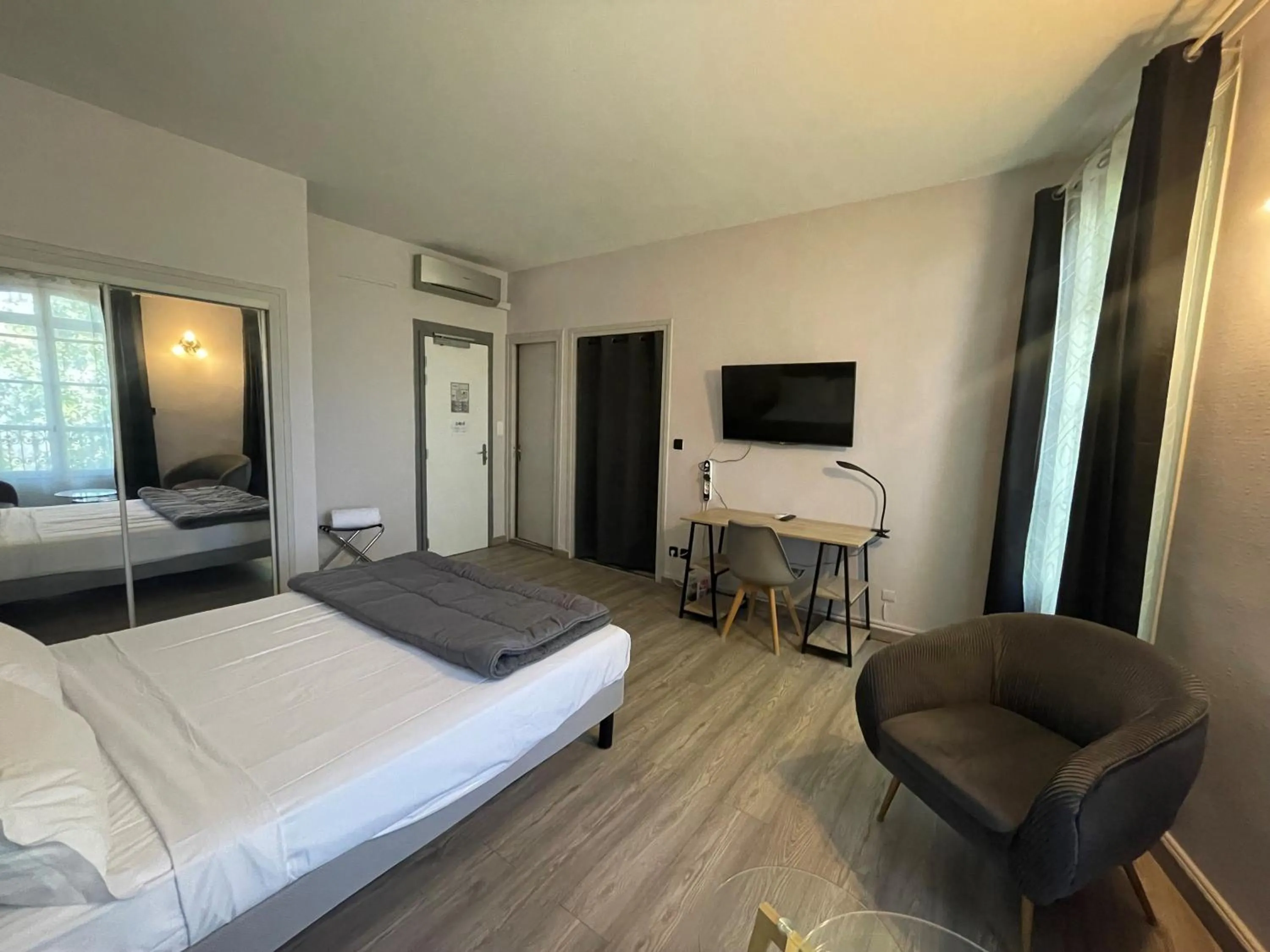 Property building, Bed in Hotel De France Perpignan Centre Ville
