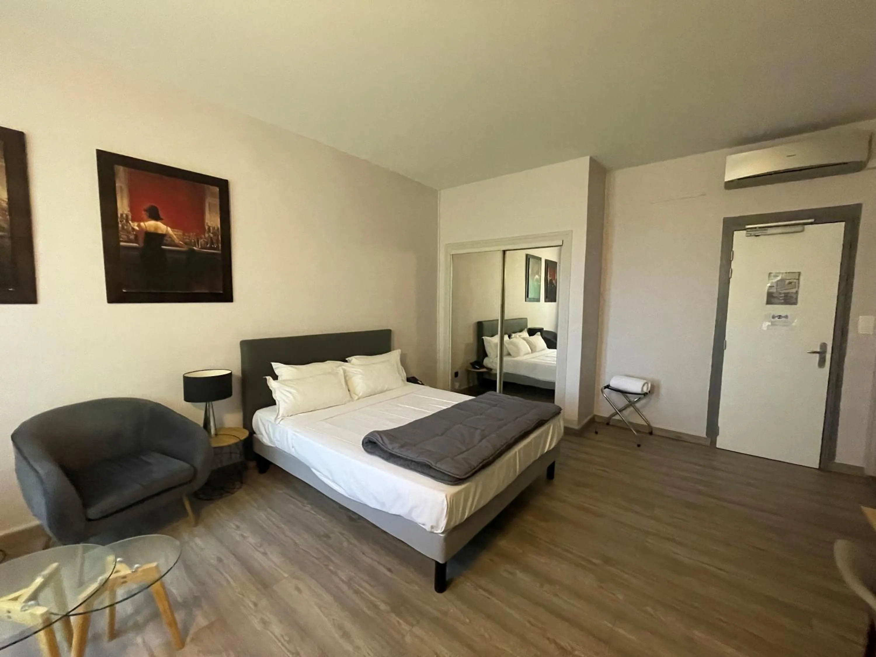 Property building, Bed in Hotel De France Perpignan Centre Ville