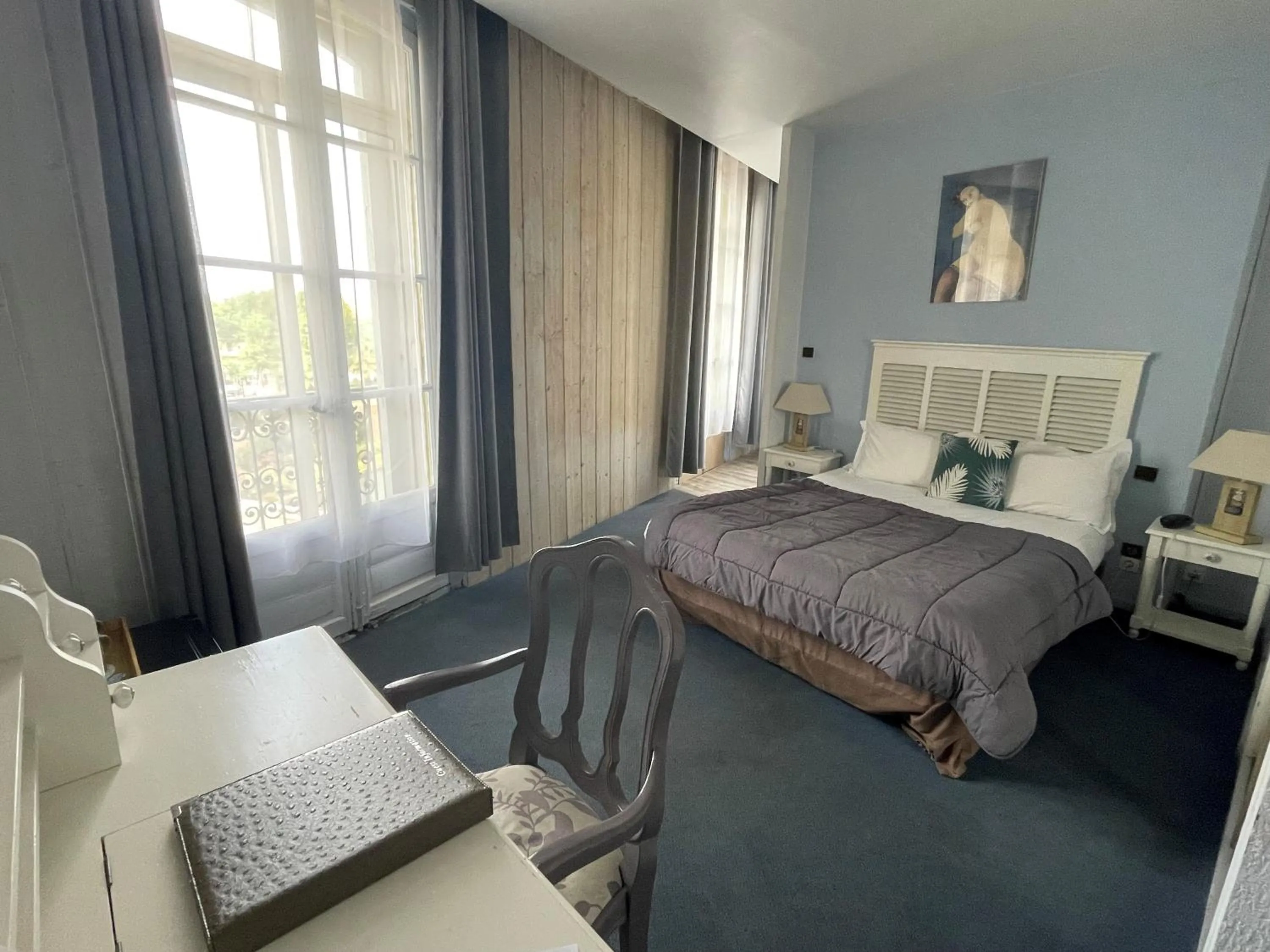 Property building, Bed in Hotel De France Perpignan Centre Ville